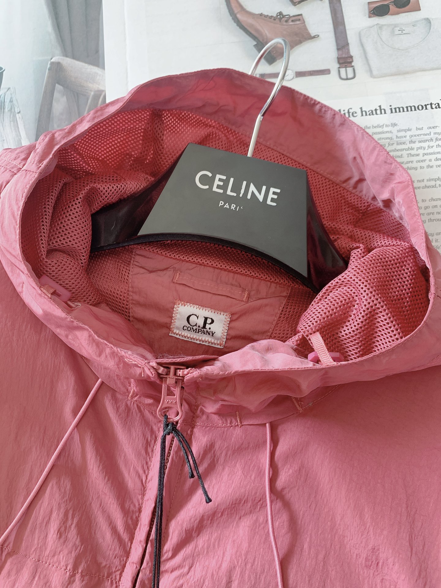 
C.P.ComPany 意大利顶级机能品牌，以精巧的细节和科技功能性见长。CP最拿手的改良创新，将工装