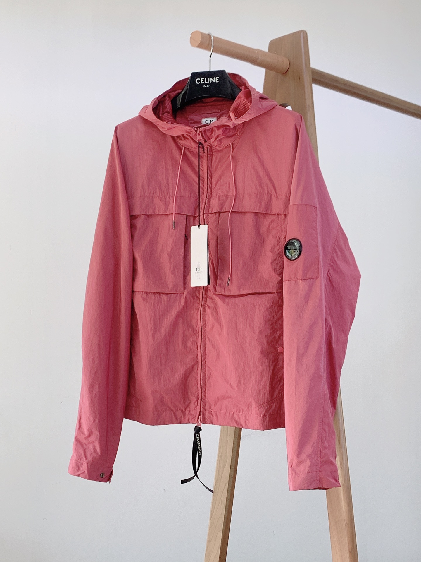 
C.P.ComPany 意大利顶级机能品牌，以精巧的细节和科技功能性见长。CP最拿手的改良创新，将工装