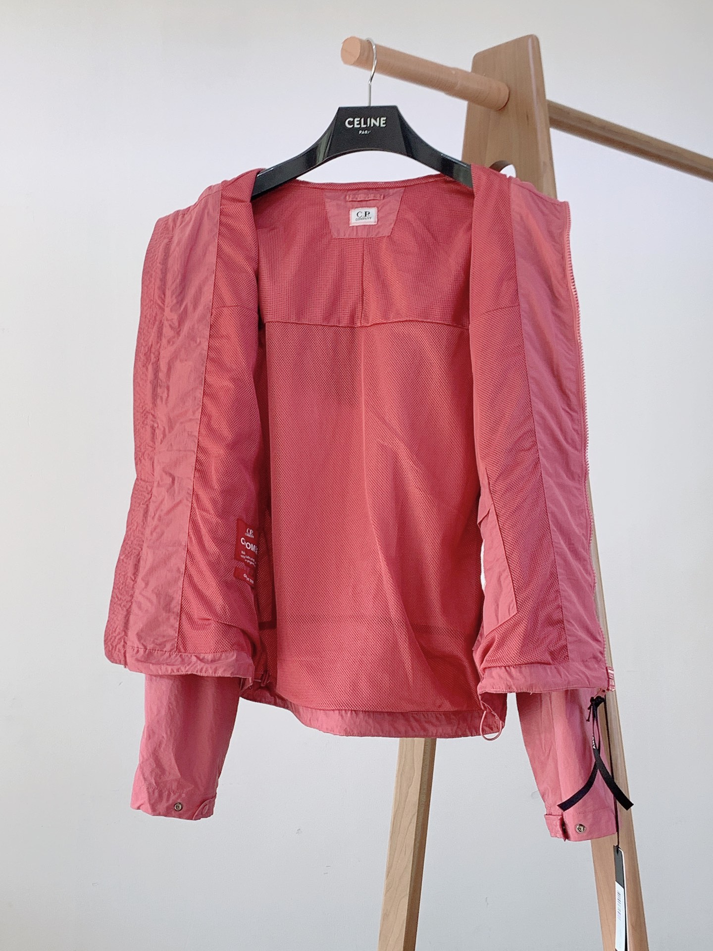 
C.P.ComPany 意大利顶级机能品牌，以精巧的细节和科技功能性见长。CP最拿手的改良创新，将工装