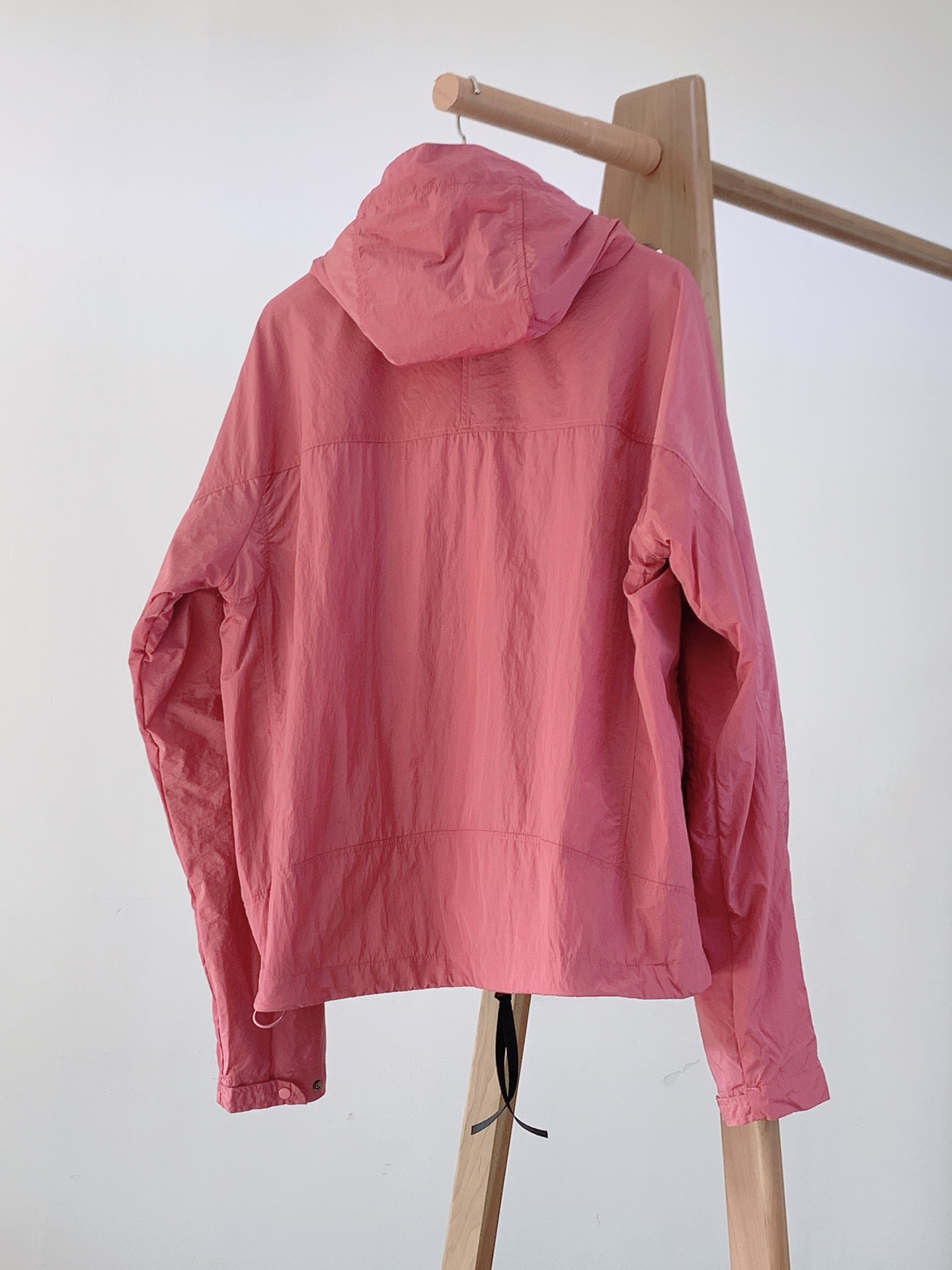 
C.P.ComPany 意大利顶级机能品牌，以精巧的细节和科技功能性见长。CP最拿手的改良创新，将工装