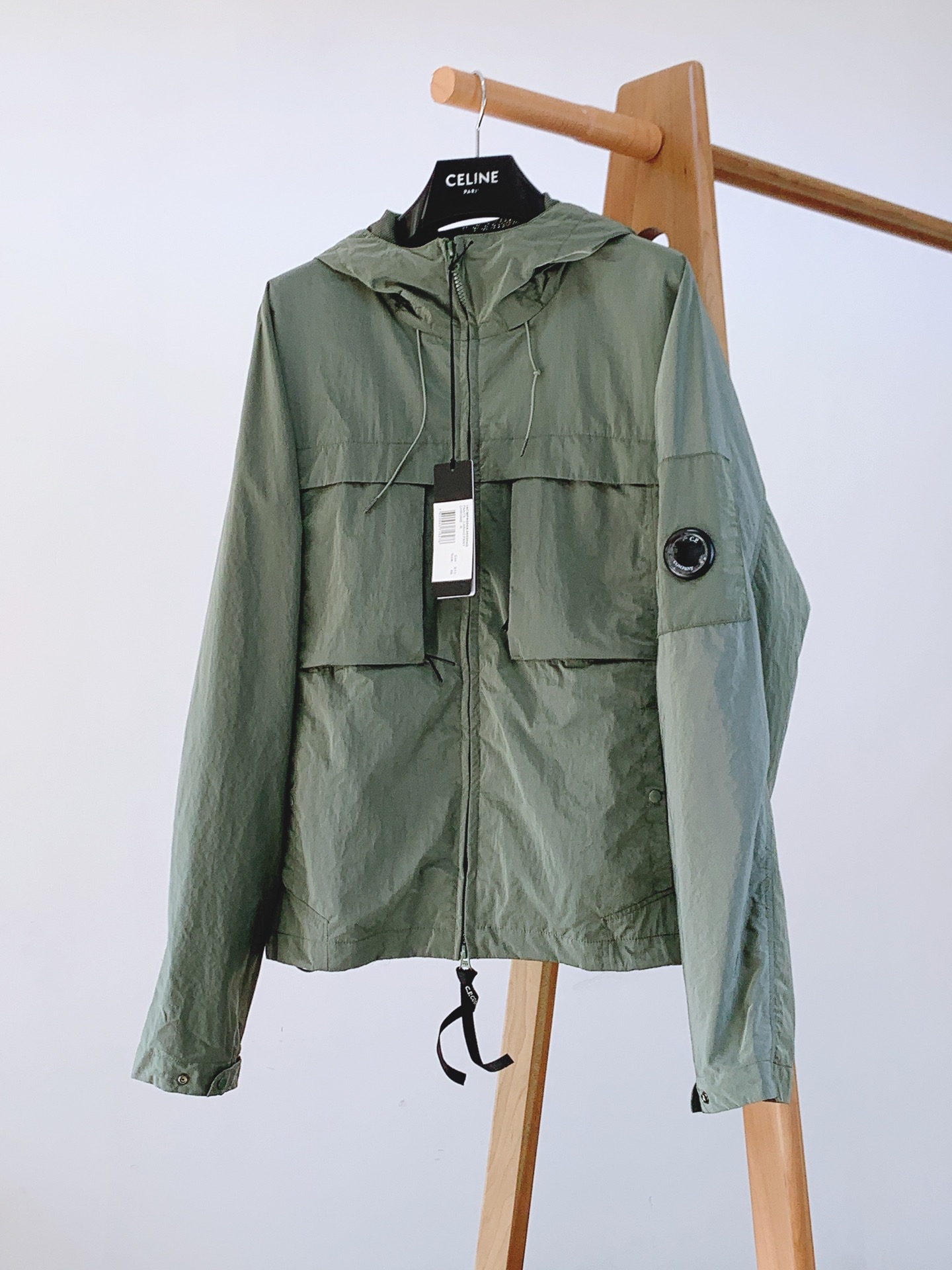 
C.P.ComPany 意大利顶级机能品牌，以精巧的细节和科技功能性见长。CP最拿手的改良创新，将工装