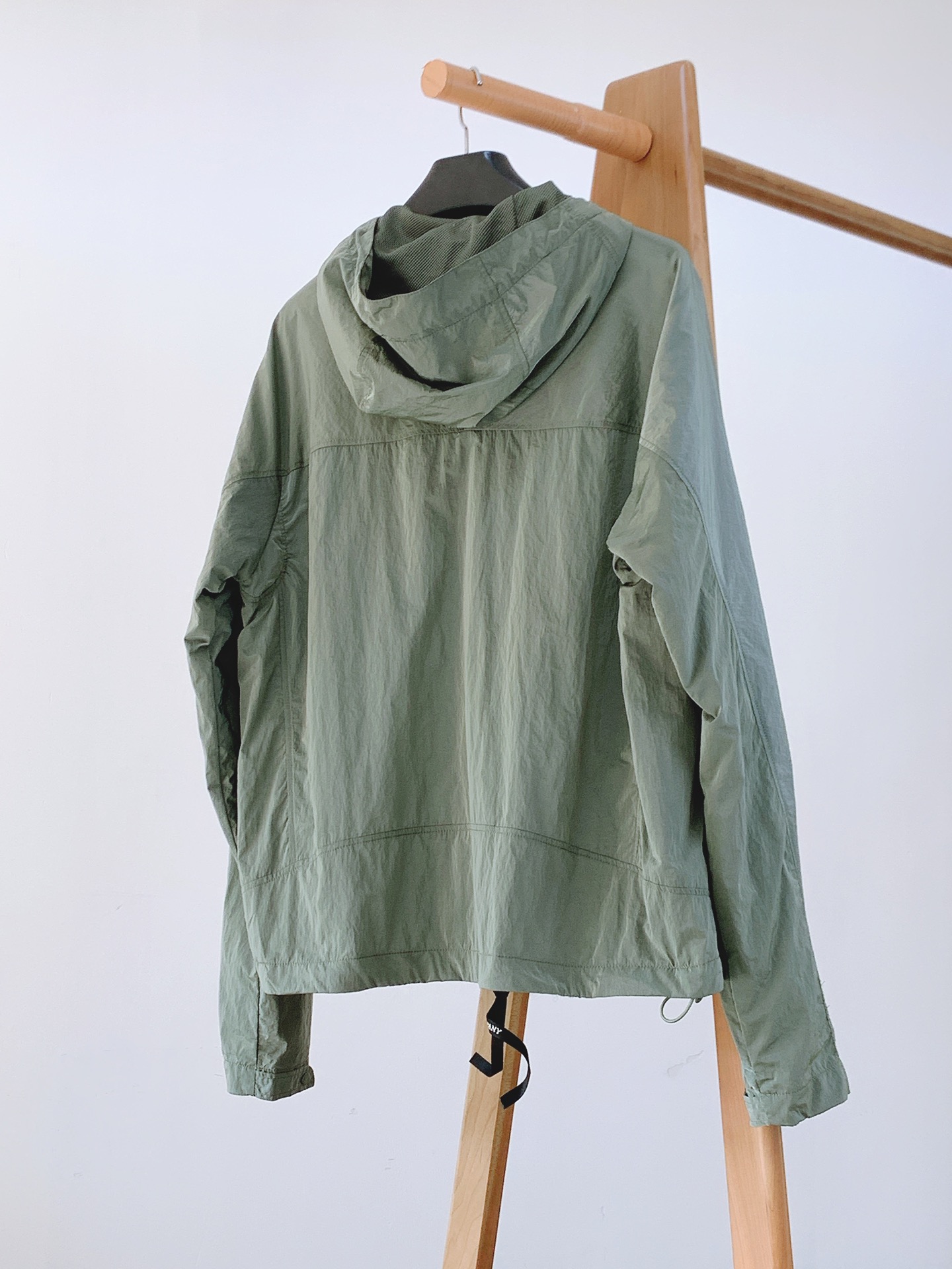 
C.P.ComPany 意大利顶级机能品牌，以精巧的细节和科技功能性见长。CP最拿手的改良创新，将工装