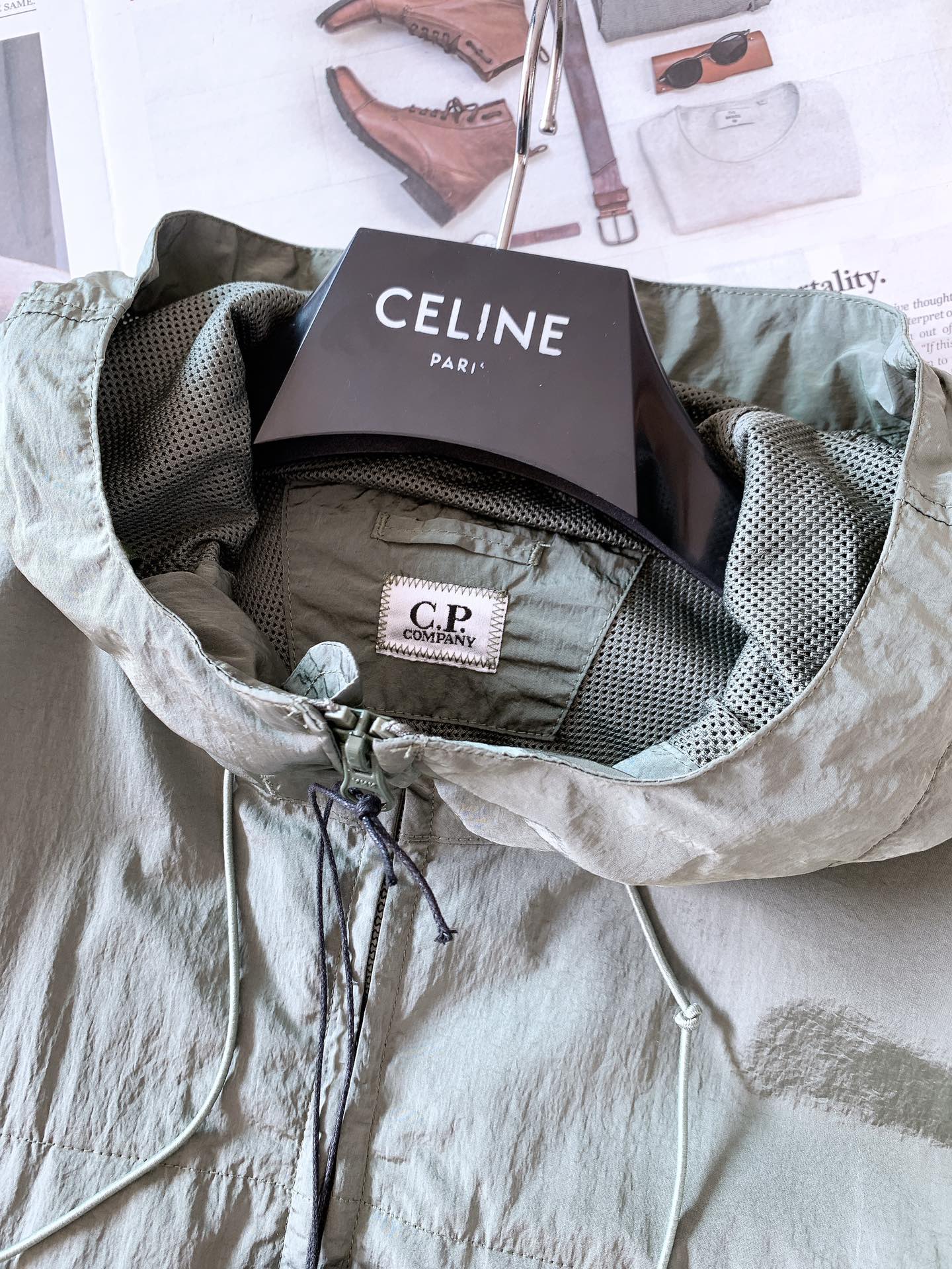 
C.P.ComPany 意大利顶级机能品牌，以精巧的细节和科技功能性见长。CP最拿手的改良创新，将工装