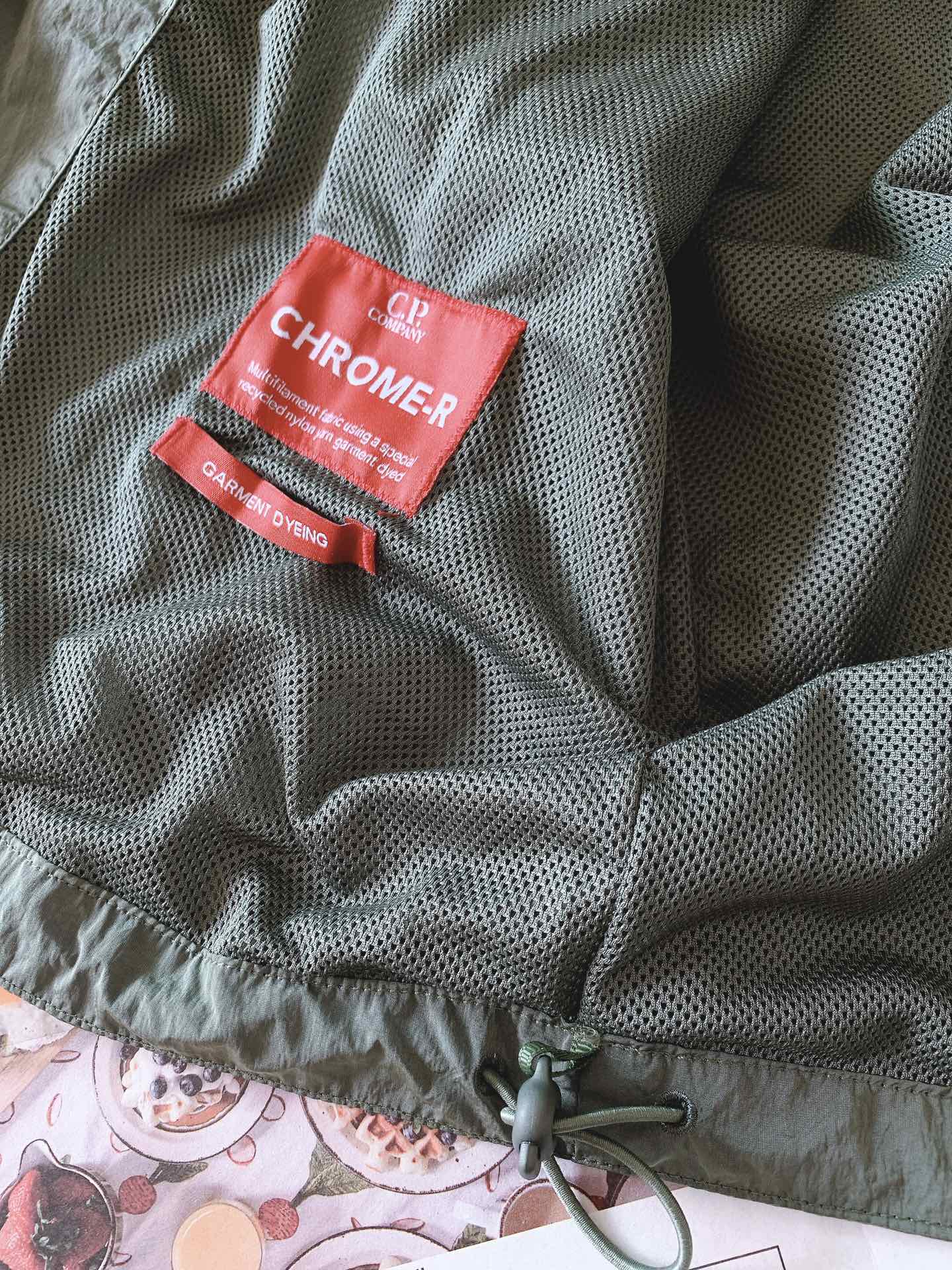 
C.P.ComPany 意大利顶级机能品牌，以精巧的细节和科技功能性见长。CP最拿手的改良创新，将工装