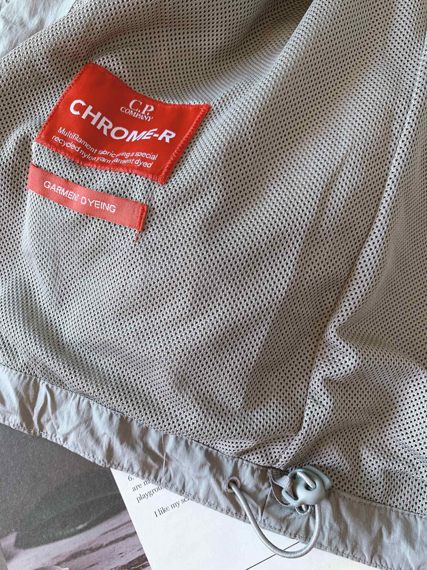 
C.P.ComPany 意大利顶级机能品牌，以精巧的细节和科技功能性见长。CP最拿手的改良创新，将工装