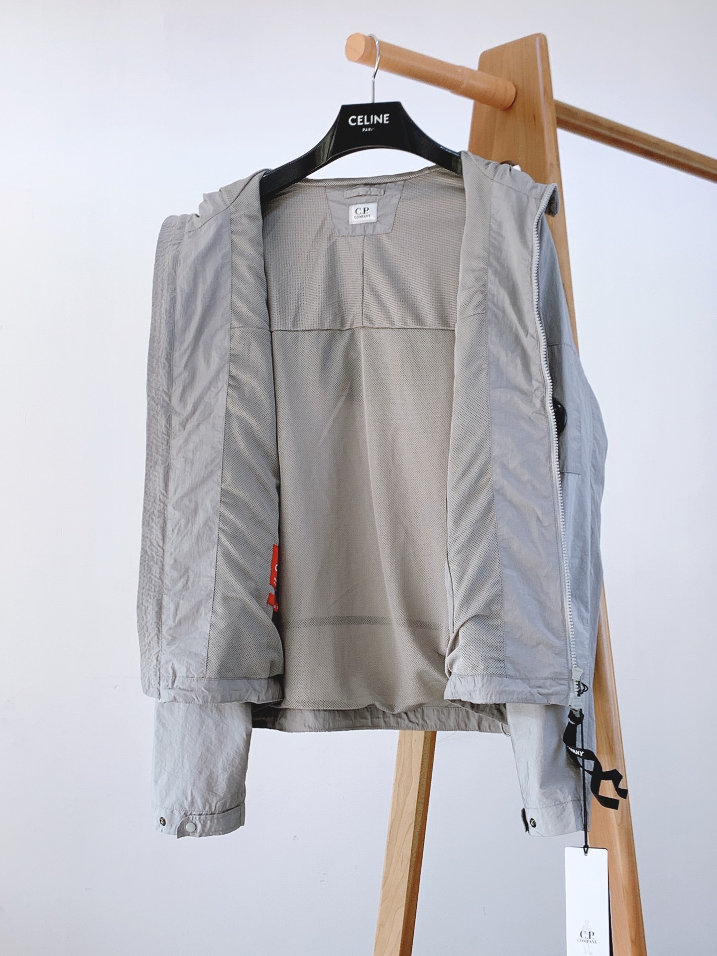 
C.P.ComPany 意大利顶级机能品牌，以精巧的细节和科技功能性见长。CP最拿手的改良创新，将工装