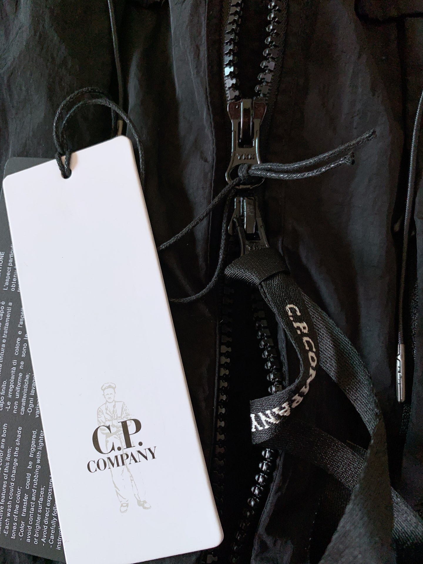 
C.P.ComPany 意大利顶级机能品牌，以精巧的细节和科技功能性见长。CP最拿手的改良创新，将工装