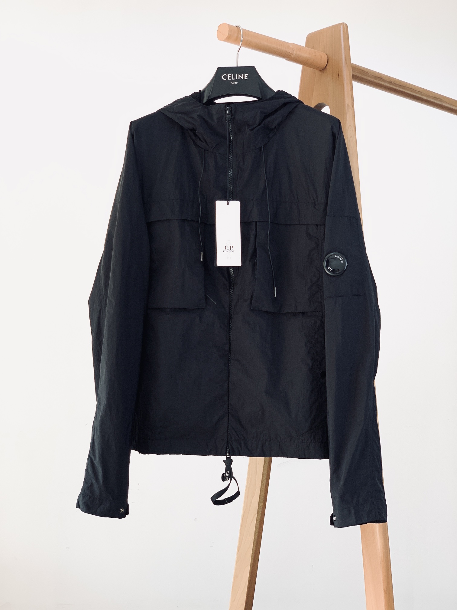 
C.P.ComPany 意大利顶级机能品牌，以精巧的细节和科技功能性见长。CP最拿手的改良创新，将工装