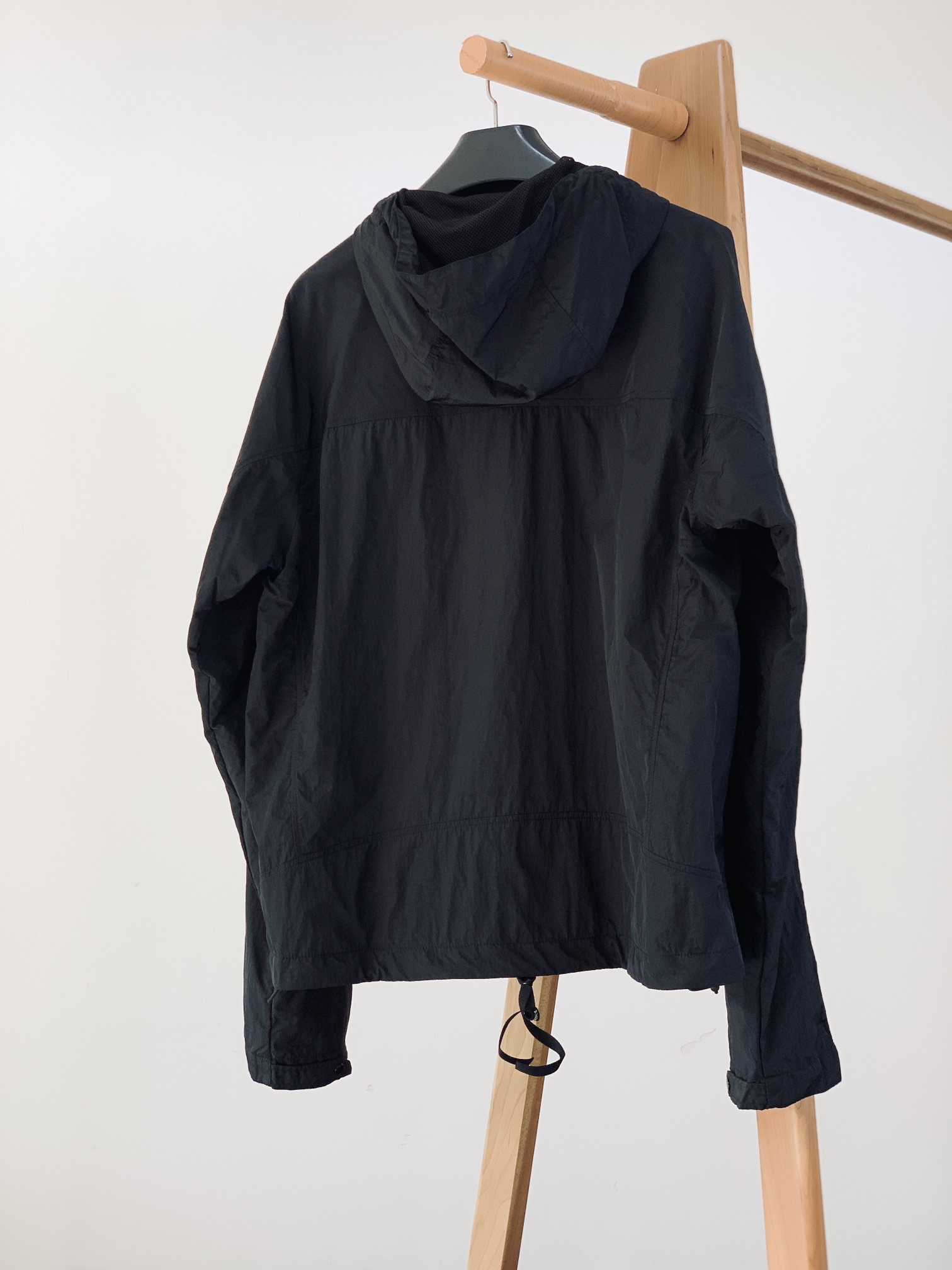 
C.P.ComPany 意大利顶级机能品牌，以精巧的细节和科技功能性见长。CP最拿手的改良创新，将工装