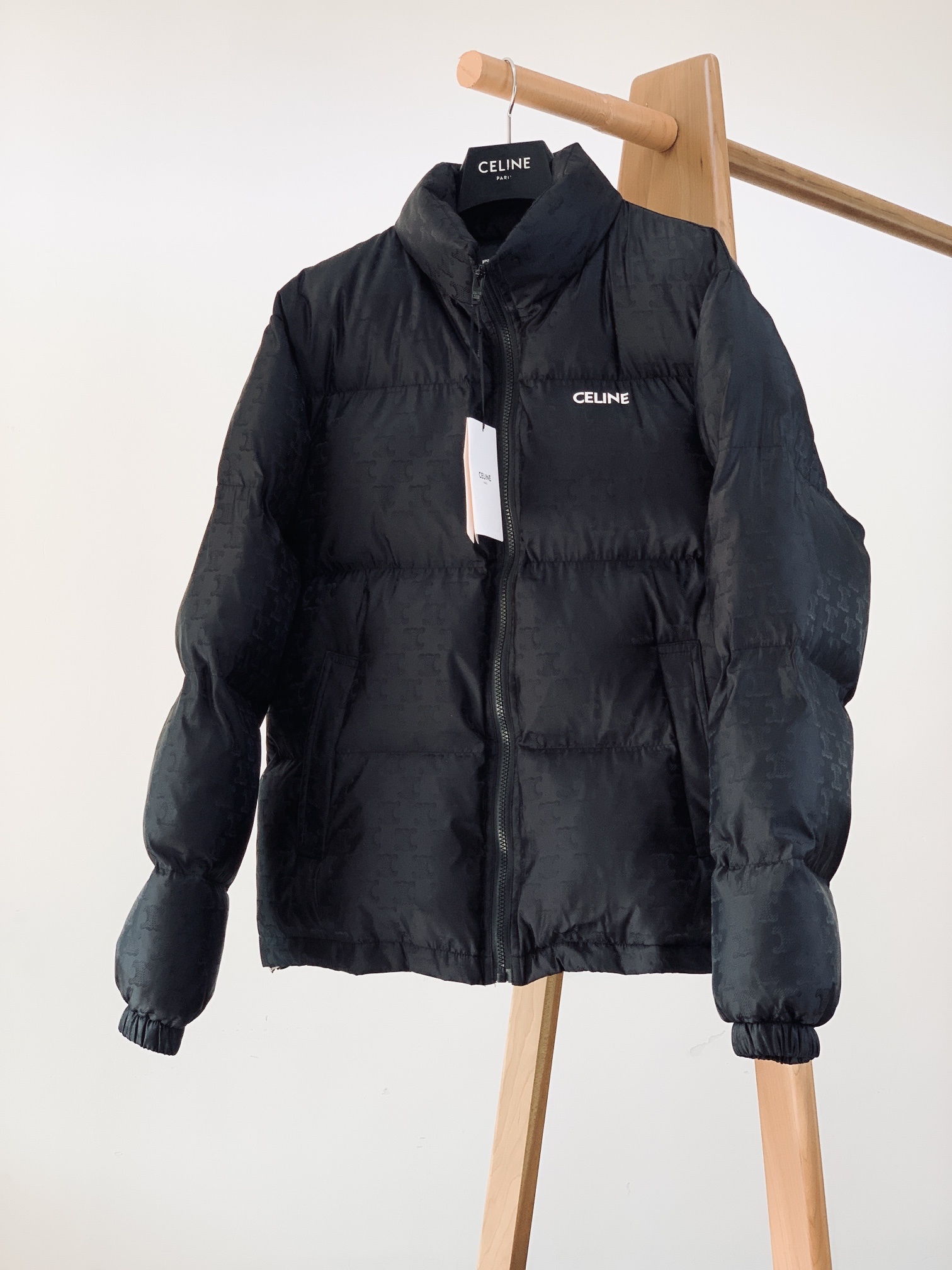 Celine 赛琳 满印凯旋门暗纹提花棉服外套
面料经过特殊工艺处理,具有出色的防风防水性能。采用激光
