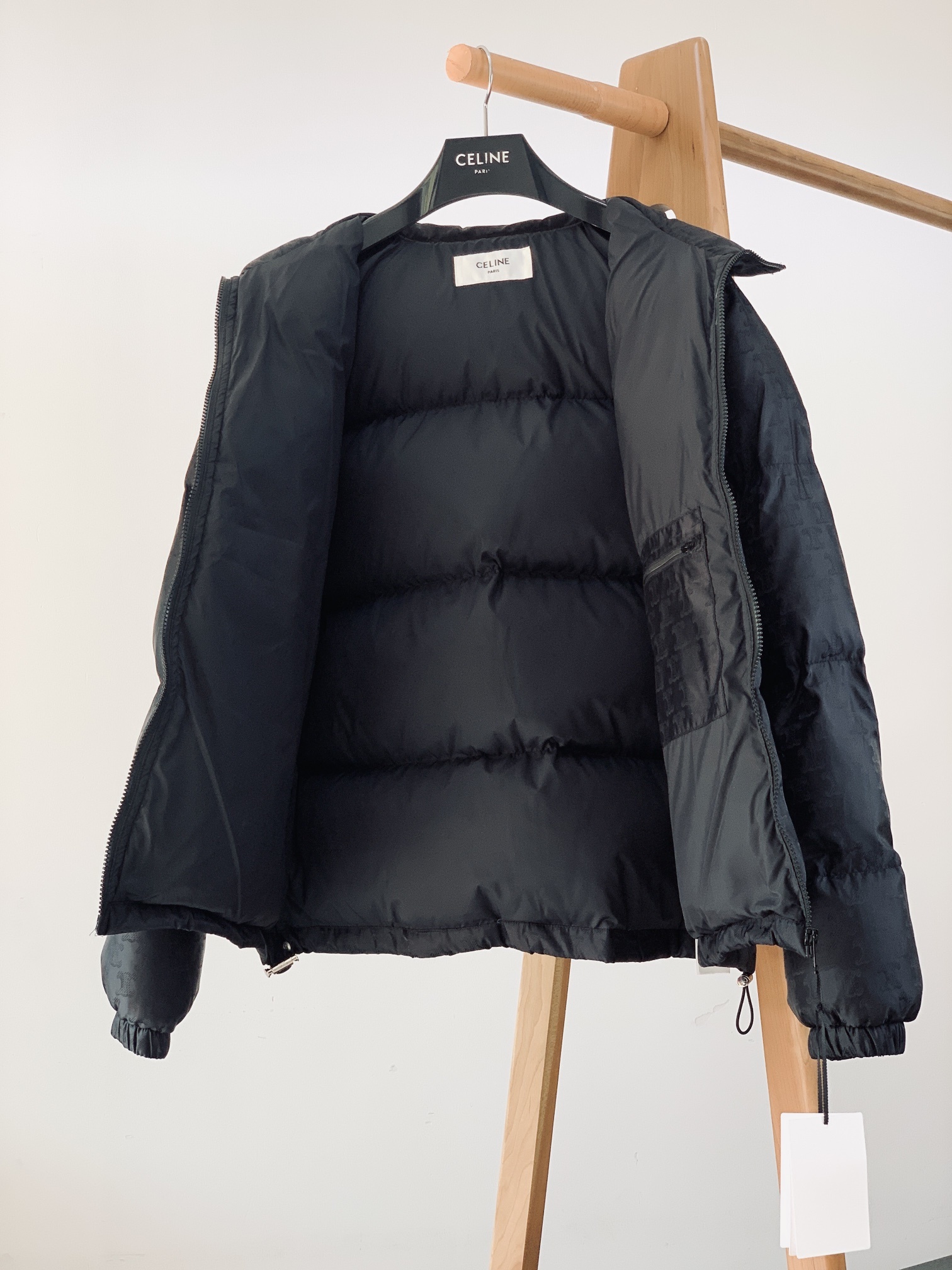 Celine 赛琳 满印凯旋门暗纹提花棉服外套
面料经过特殊工艺处理,具有出色的防风防水性能。采用激光