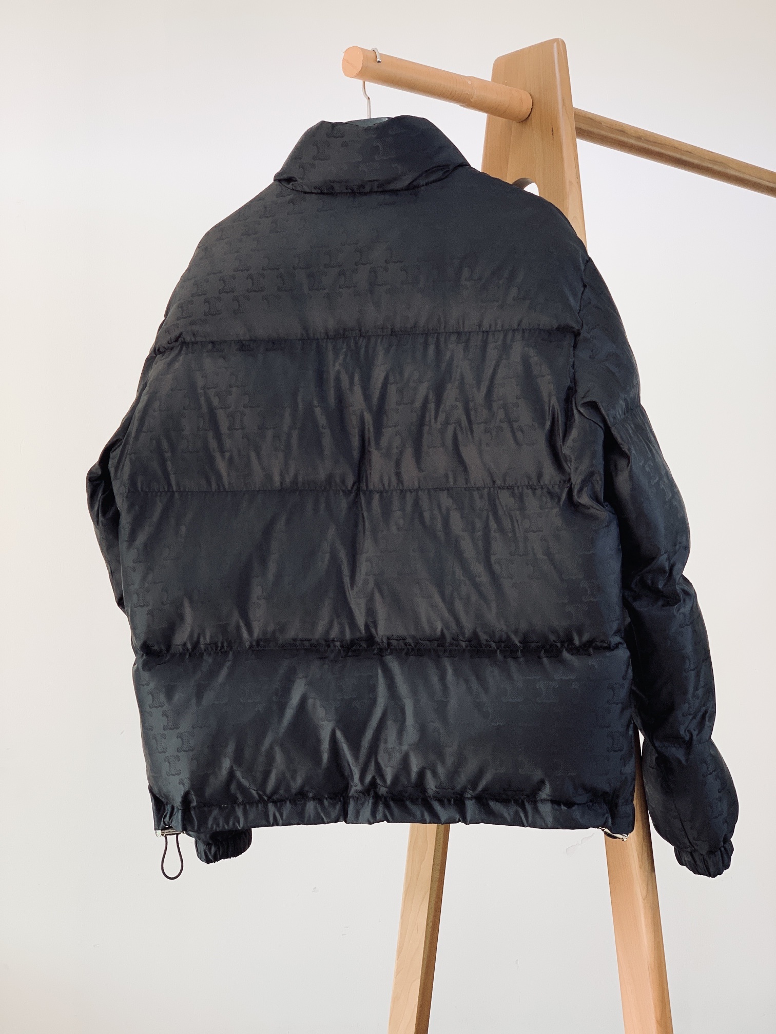 Celine 赛琳 满印凯旋门暗纹提花棉服外套
面料经过特殊工艺处理,具有出色的防风防水性能。采用激光