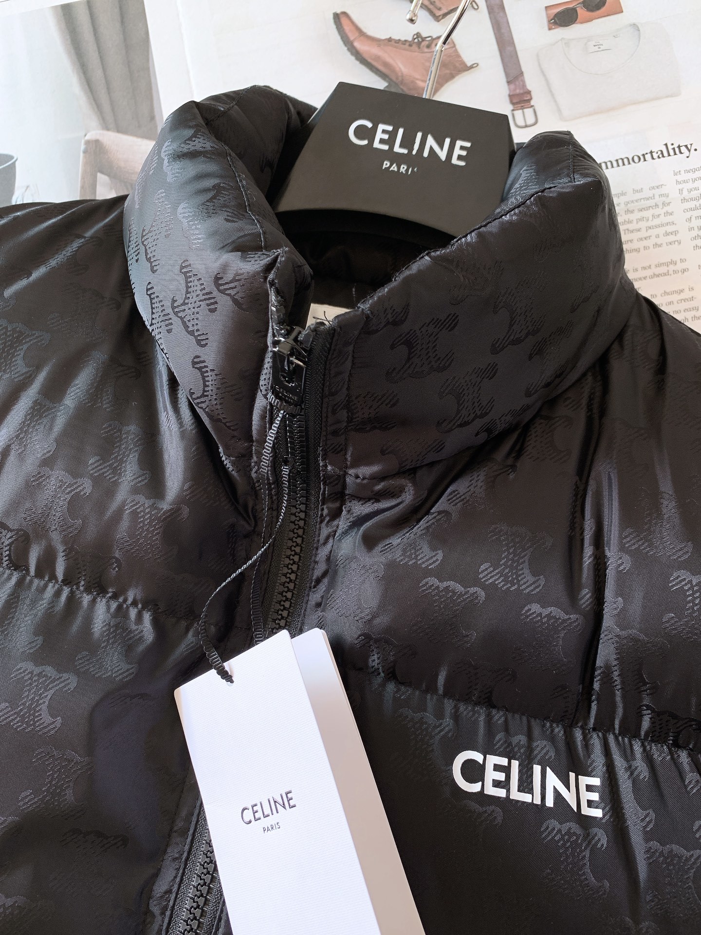 Celine 赛琳 满印凯旋门暗纹提花棉服外套
面料经过特殊工艺处理,具有出色的防风防水性能。采用激光