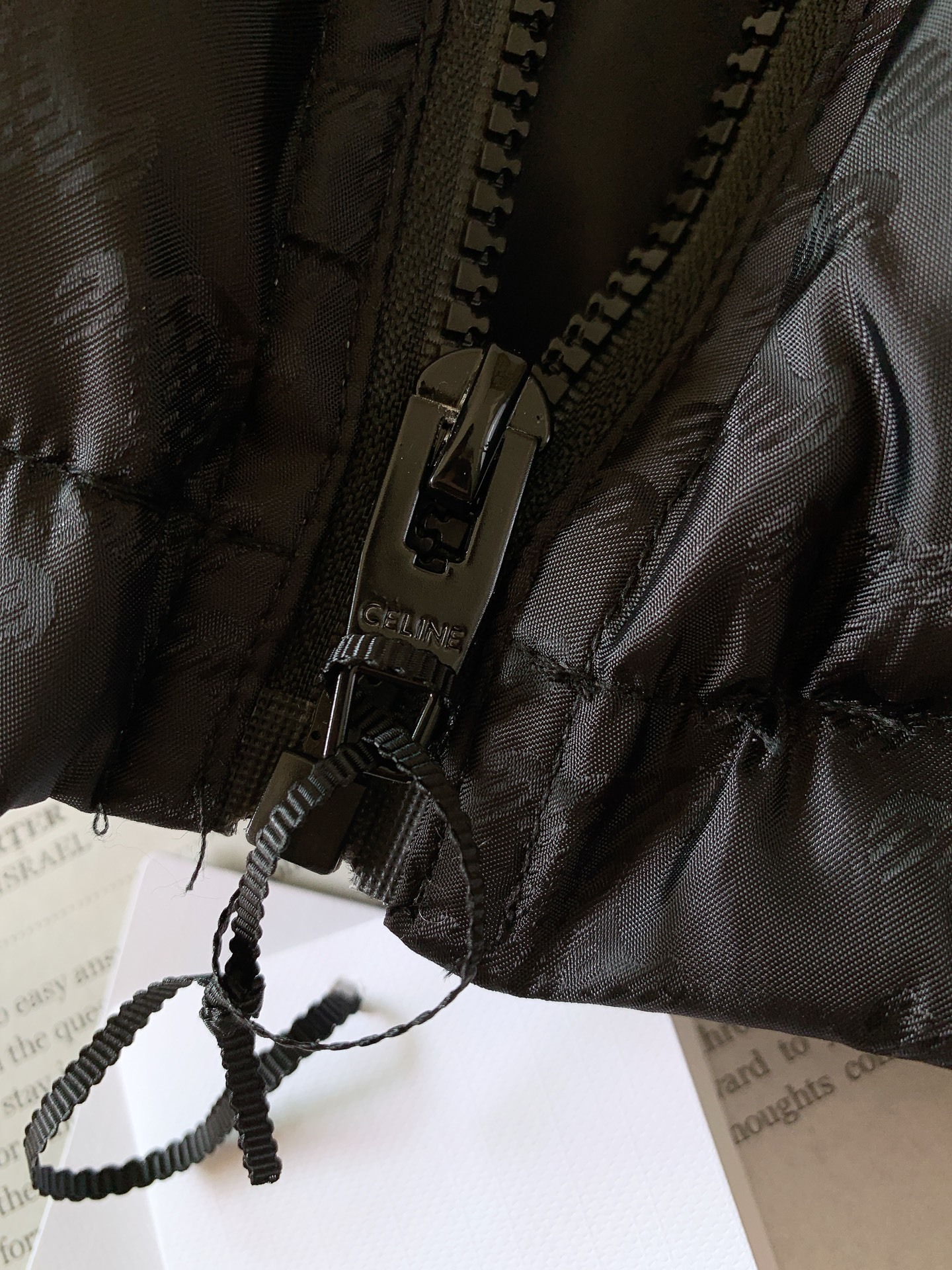 Celine 赛琳 满印凯旋门暗纹提花棉服外套
面料经过特殊工艺处理,具有出色的防风防水性能。采用激光