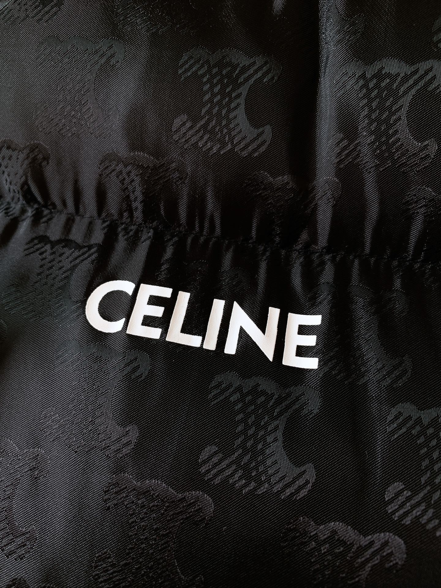 Celine 赛琳 满印凯旋门暗纹提花棉服外套
面料经过特殊工艺处理,具有出色的防风防水性能。采用激光