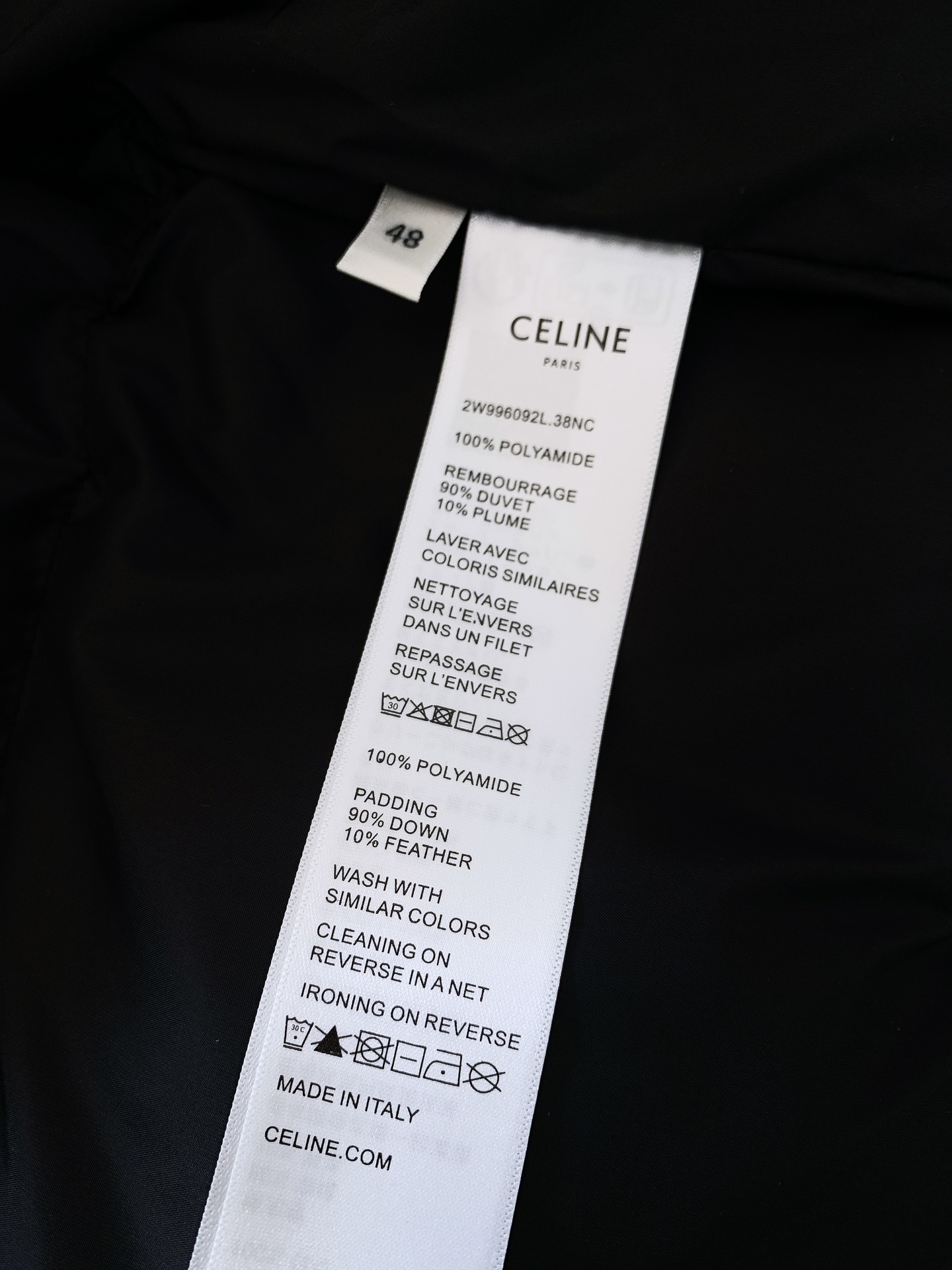 Celine 赛琳 满印凯旋门暗纹提花棉服外套
面料经过特殊工艺处理,具有出色的防风防水性能。采用激光