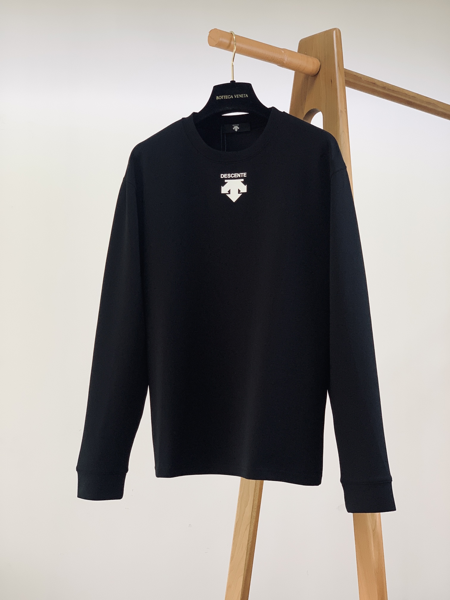 NO:119044,DESCENTE Casual Pullover Base Shirt, logo print on the chest, extremely recognizable, perfectly conforming to the latest series style fashion concepts, experience the latest style!  !  Selected high-quality stretch fabrics, the comfort performance of the upper body is simply unstoppable, the touch is delicate and soft, the upper body is upright and stylish, the overall touch is extremely comfortable, the skin-friendly effect is also excellent, the grade and charm are extremely outstanding, and it can better highlight the brand specifications and your pursuit of fashion!  !  Two colors recommendation ……………………………………………………………………… SizeM-3XL,,alexander wang19860909DESCENTE 迪桑特 休闲套头打底衫,胸前标识印花,辨识度极高,完美的符合 最新系列风格的时尚理念,体验最新风情！！甄选优质拉伸性面料,上身的舒适性能简直让人欲罢不能、触感细腻又柔软,上身版型挺拔有型,整体的触感极为舒适,亲肤效果也是极佳,档次与魅力更是极为的出色亮眼,更能够彰显品牌规格与你对于时尚的追求！！两色推荐 …………………………………………………… SizeM-3XL,,alexander wang,Men's clothing