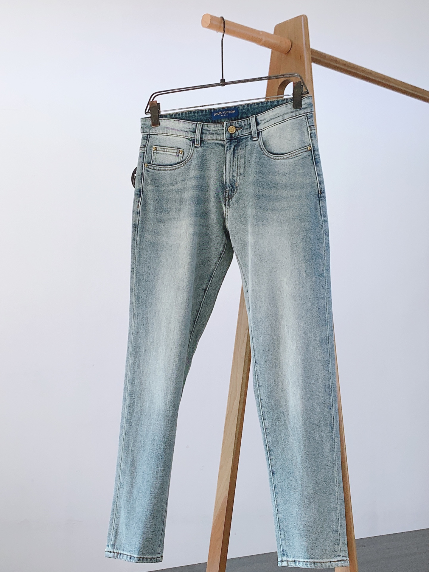 NO:132163,Support after-sales after-sales Louis Vuitton 2025SS early spring new product Donkey embroidery series casual denim. I love this one, double elastic jeans... VD heavy jeans... Denim is purely handmade and old... Two unique colors and design styles, irregular pattern on the back pocket x with top-notch and awesome details. ………………………………………………………………………………………………………………………………………………………………………………………………………………………………………………………………………………………………………………………………………………………………………………………………………………………………………………………………………………………………………………………………………………………………………………………………………………………………………………………………………………………………………………………………………………………………………………………………………………………………………………………………………………………………………………………………………………………………………………………………………………………………………………………………………………………………………………………………………………………19860909支持年后售后 LouisVuitton 路易威登 2025SS早春新品 驴家刺绣系列休闲牛仔.独爱这一条,弹力加倍的牛仔裤…… V登重磅牛仔裤…..牛仔纯手工做旧.. 两款独特的颜色和设计风格,后兜不规则花纹x搭配顶尖的做还有牛逼的细节加持. …………………………………………………… Size29-38,,louis vuitton,louis vuitton,louis vuitton,louis vuitton,jeans,alexander wang,Men's clothing