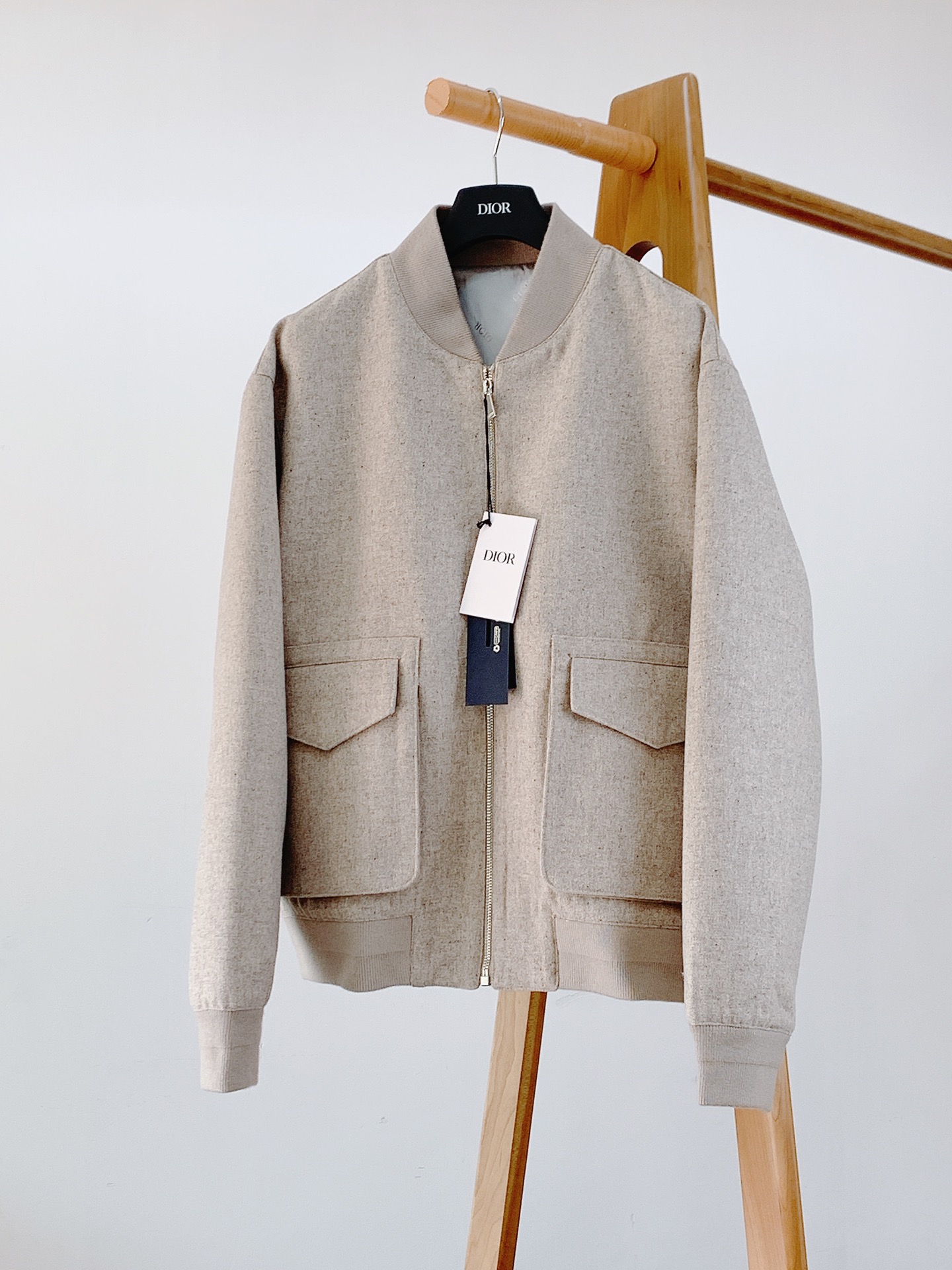 NO:135810,Dior Homme New baseball jacket, the fine workmanship details all reflect its low-key and luxurious feeling!  Large pocket decoration on both sides highlights the fashionable and casual style, the fabric material is selected for high-quality cotton fabric. The inner lining is printed with jacquard letters. The simple design is more dynamic. The turning worker is neat and flat. All hardware and accessories are customer-supplied logo accessories, the same style as men and women, and the details are perfectly presented. S-size clothes length 62 bust 114 sleeve length 61 M-size clothes length 64 bust 118 sleeve length 62 L-size clothes length 66 bust 122 sleeve length 63 XL-size clothes length 68 bust 126 sleeve length 64 ………………………………………………………………………………………………………………………………………………………………………………………………………………………………………………………………………………………………………………………………………………………………………………………………………………………………………………………………………………………………………………………………………………………………………………………………………………………………………………………………………………………………………………………………………………………………………………………………………………………………………………………………………………………………………………………………………………19860909Dior Homme 迪奥·桀傲 新款棒球服夹克外套,精细的做工细节无不体现它的低调兼具奢华感！两侧大口袋装饰凸显时尚休闲风格,面料材质精选优质棉面料 内布里衬印有提花字母Logo ,简约设计 款式更显活力,车工走线整齐平整 ,所有五金辅料都是客供带Logo配件,男女同款,细节完美呈现 S码衣长62 胸围114 袖长61 M码衣长64 胸围118 袖长62 L码衣长66 胸围122 袖长63 XL码衣长68 胸围126 袖长64 …………………………………………………… SizeS-XL,,dior,dior,jackets & coats,jackets & coats,alexander wang,Men's clothing