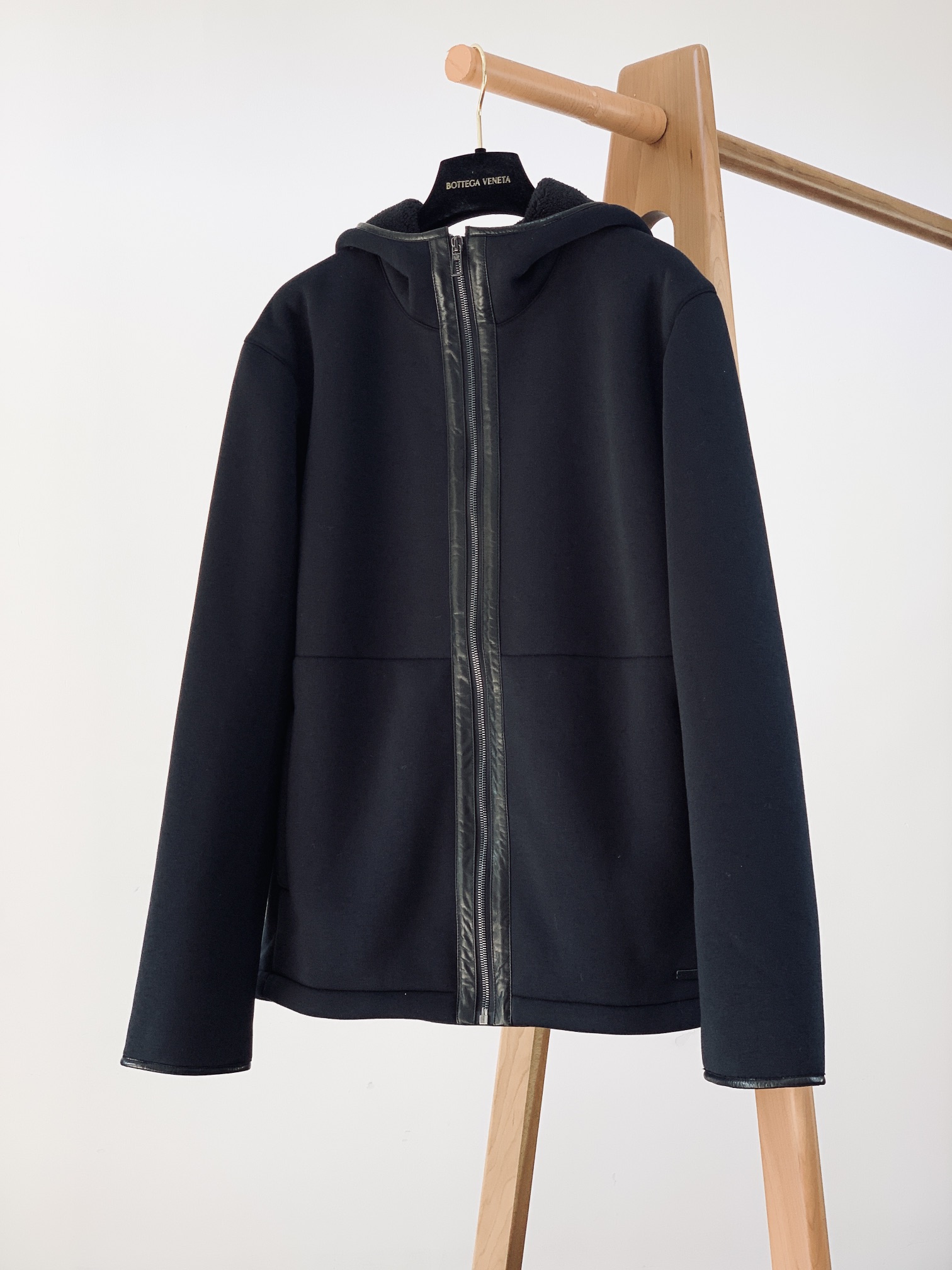 NO:118955,Support after-sales after-sales LoroPiana L.P 1970SS early spring new product LP business outdoor spliced ​​cowhide design, it looks good on the upper body... It must be LP autumn and winter ace knitted zipper jacket... The autumn and winter new knitted elastic fiber inner thick suede blend fabric. The upper body has a three-dimensional feeling. Weaving a very touching fabric. The composite feel is super good. Simple and elegant hooded version design, with exquisite washing leather matching in the middle. The production process is really super complex. It is an invincible single product. M-size bust 112 shoulder width 49 garment length 68 sleeve length 64 other size bust L116 xL xxL124 Shoulder width long sleeve length difference of 1.5cm each size ……………………………………………………………………………………………………………………………………………………………………………………………………………………………………………………………………………………………………………………………………………………………………………………………………………………………………………………………………………………………………………………………………………………………………………………………………………………………………………………………………………………………………………………………………………………………………………………………………………………………………………  piana, jackets & coats,cowhide,hats,alexander wang19860909支持年后售后 LoroPiana L.P 1970SS早春新品  LP 商务户外拼接牛皮设计,一上身就是好看….一定是LP秋冬王牌针织拉链外套呀…..秋冬新款针织弹力纤维内里厚绒面混纺面料. 上身的立体感十足. 织造极具手感的面料.复合触感超好的.简约大方的连帽版型设计,中间搭配精美的水洗皮搭配. 生产工艺真的超复杂.成就无敌的单品. m码胸围112 肩宽49 衣长68 袖长64 其他码胸围L116 xL xxL124 肩宽衣长袖长每码相差1.5cm …………………………………………………… SizeＭ-XXL,,loro piana,loro piana,jackets & coats,cowhide,hats,alexander wang,Men's clothing