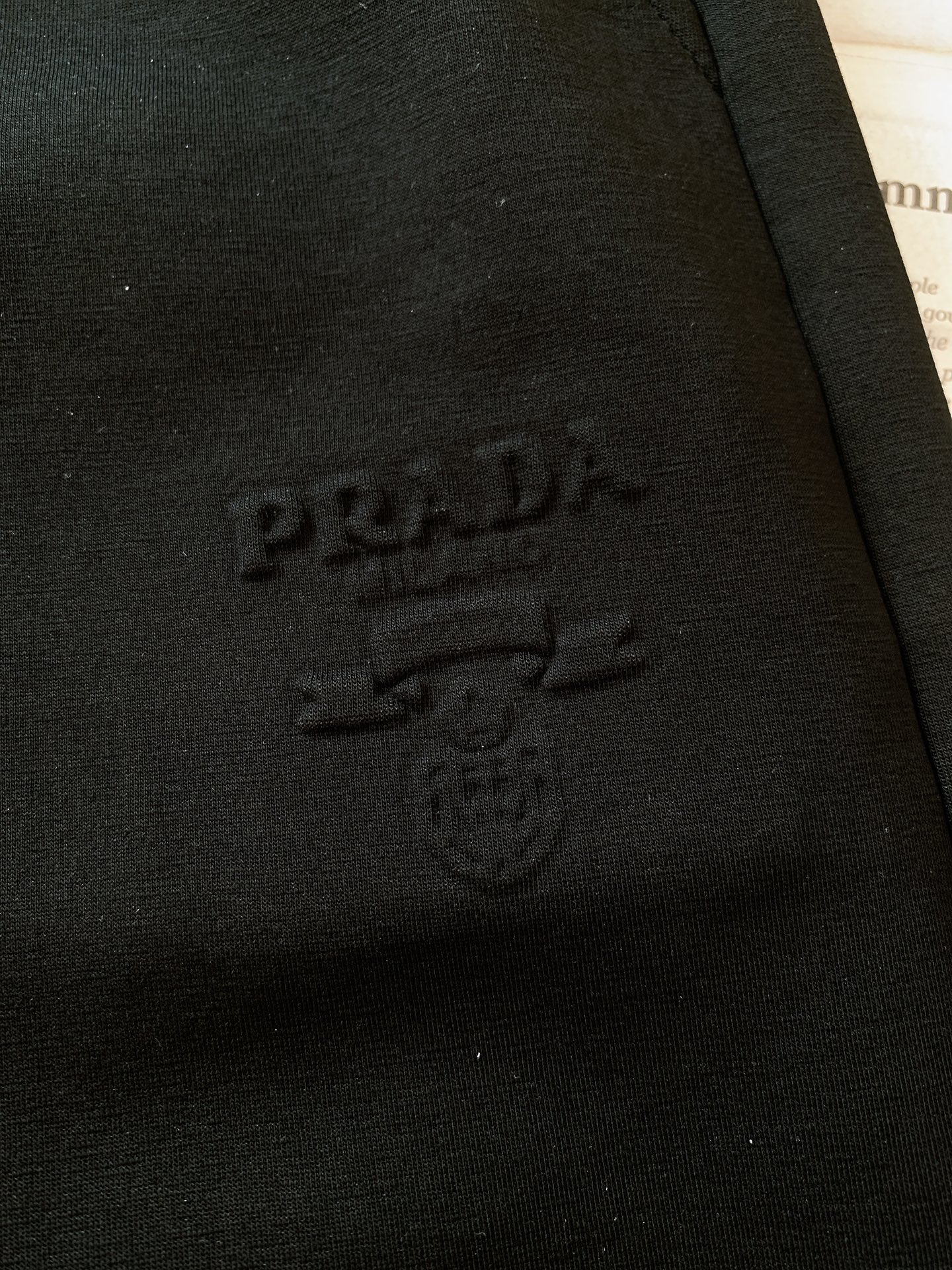 
Prada 普拉达 2025SS早春新品 
浮雕标识休闲裤，双层针织，定制的面料，客供五金辅料～春秋季
