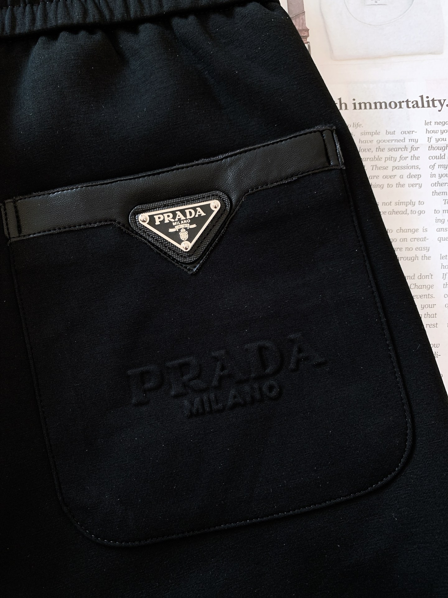 
Prada 普拉达 2025SS早春新品 
浮雕标识休闲裤，双层针织，定制的面料，客供五金辅料～春秋季