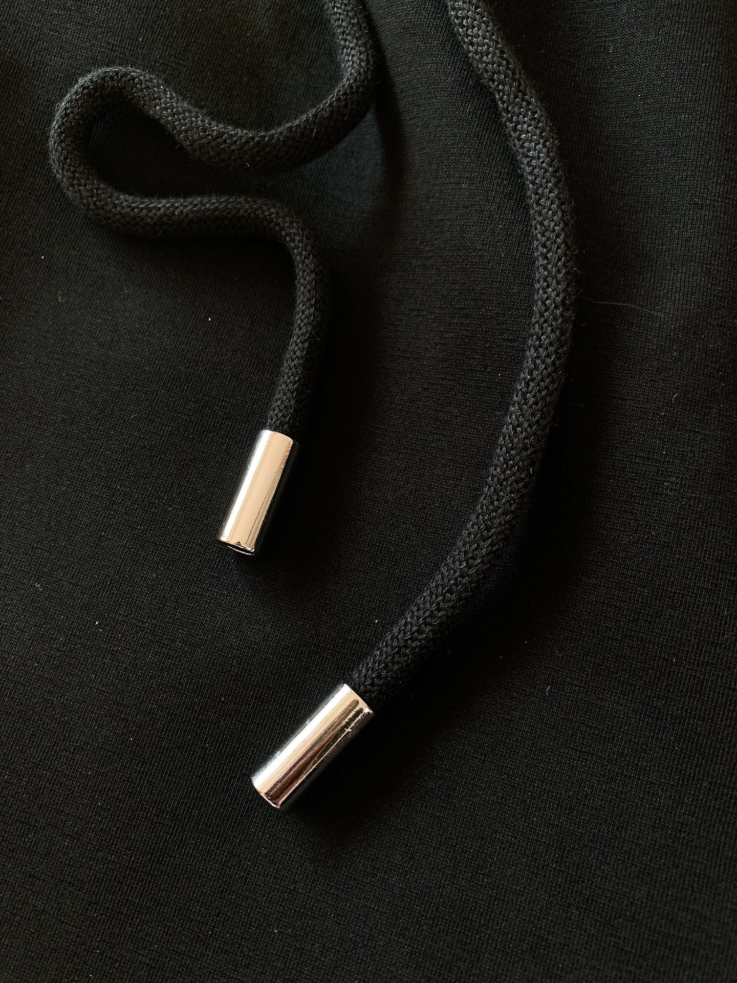 
Prada 普拉达 2025SS早春新品 
浮雕标识休闲裤，双层针织，定制的面料，客供五金辅料～春秋季