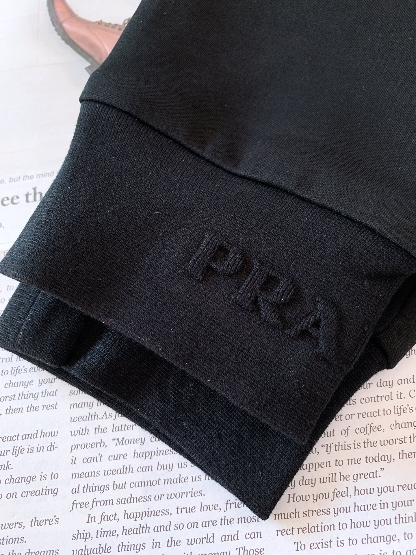 
Prada 普拉达 2025SS早春新品 
浮雕标识休闲裤，双层针织，定制的面料，客供五金辅料～春秋季