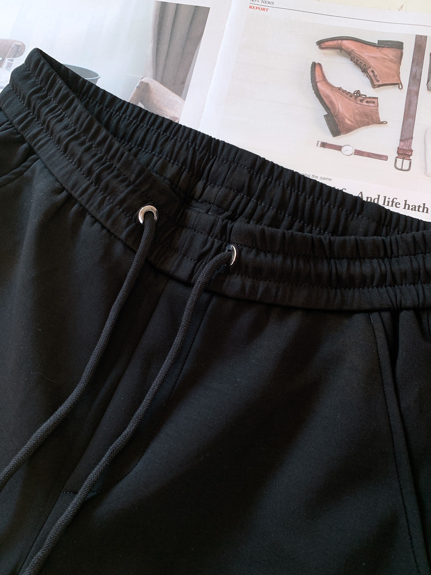 
Prada 普拉达 2025SS早春新品 
浮雕标识休闲裤，双层针织，定制的面料，客供五金辅料～春秋季