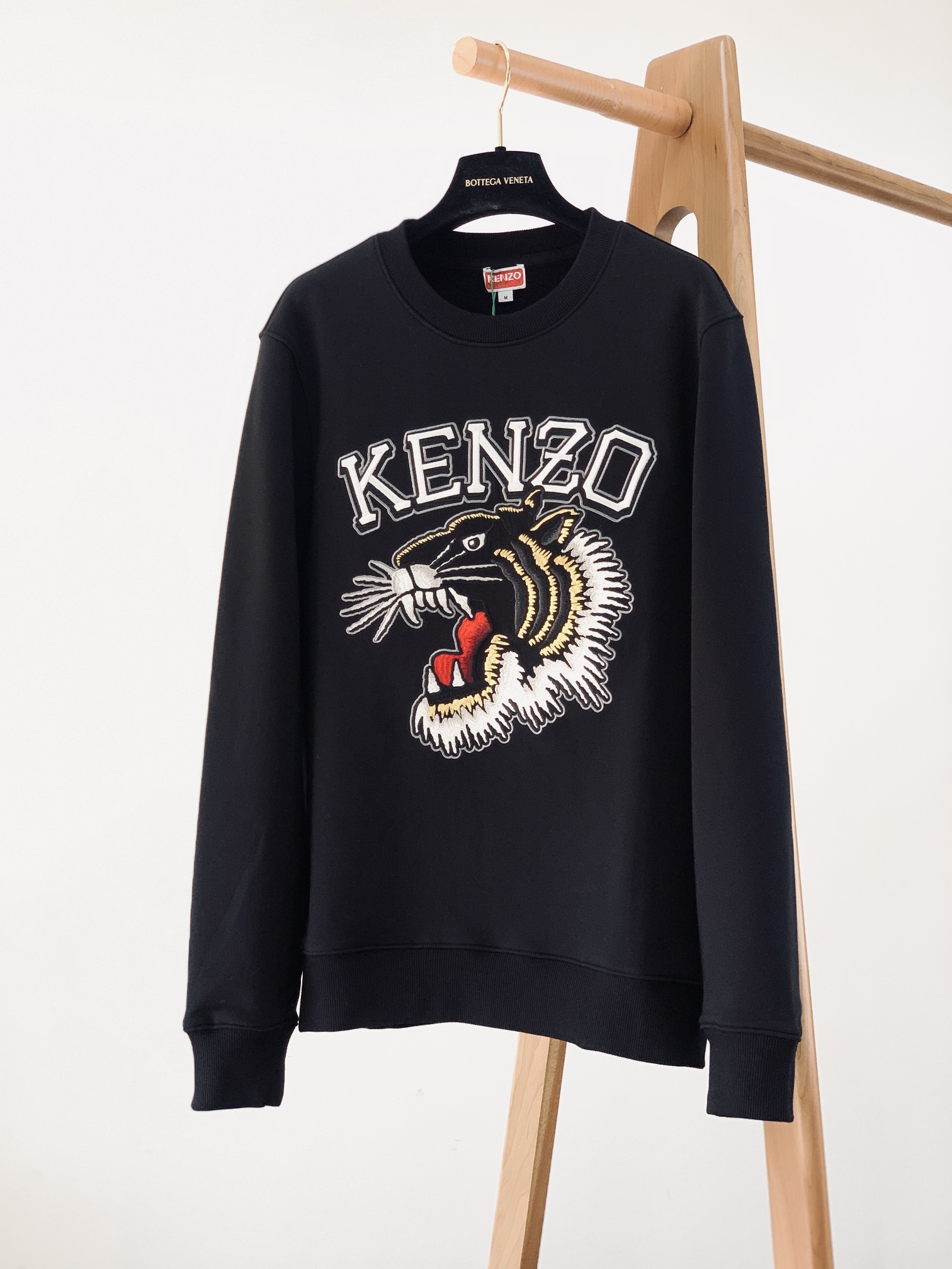 Kenzo 高田肾三 VARSITY TIGER系列 全新虎首涂鸦刺绣圆领卫衣。情侣款男女同款。这“V