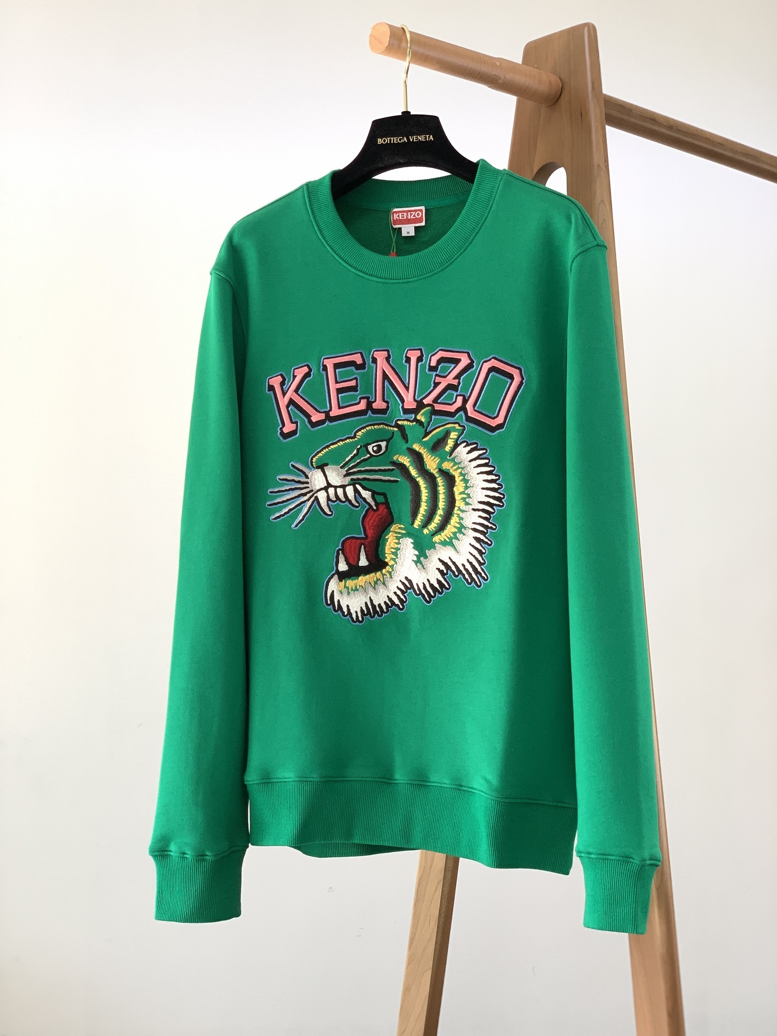 Kenzo 高田肾三 VARSITY TIGER系列 全新虎首涂鸦刺绣圆领卫衣。情侣款男女同款。这“V