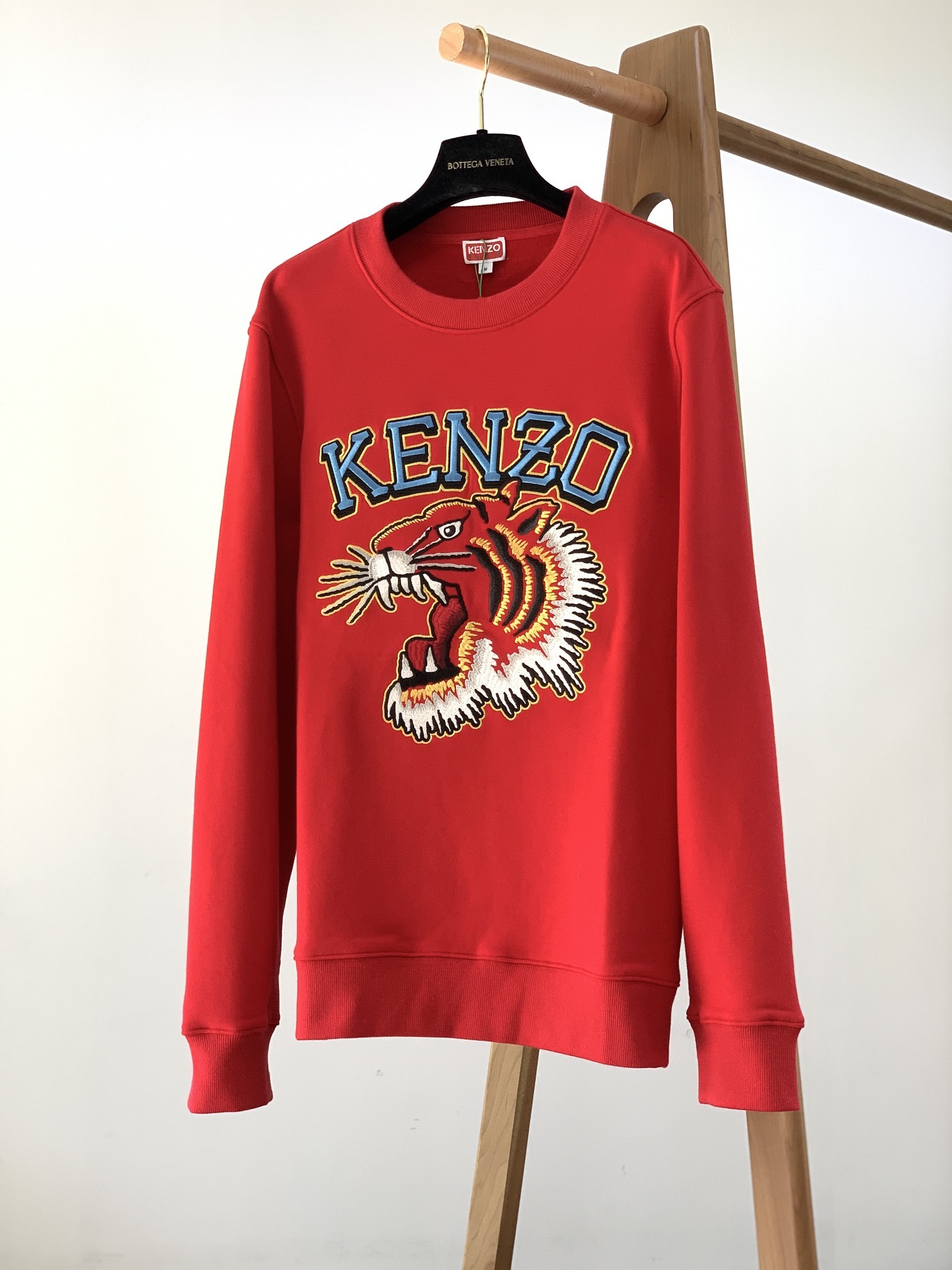Kenzo 高田肾三 VARSITY TIGER系列 全新虎首涂鸦刺绣圆领卫衣。情侣款男女同款。这“V
