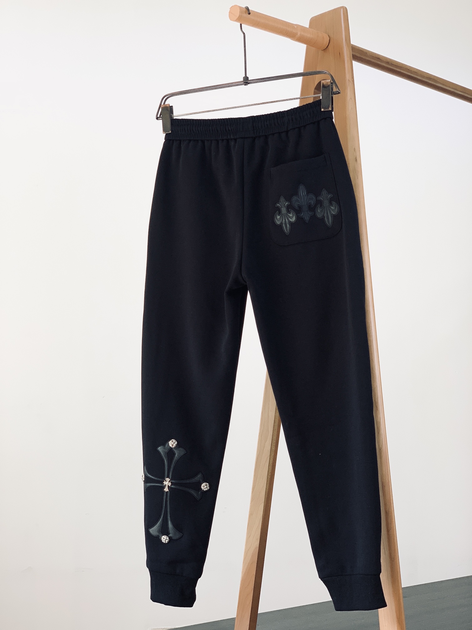 
Chrome Hearts 克罗心 秋冬加绒款时尚高街休闲裤，一款只需要一眼就能爱上的超高颜值设计，全