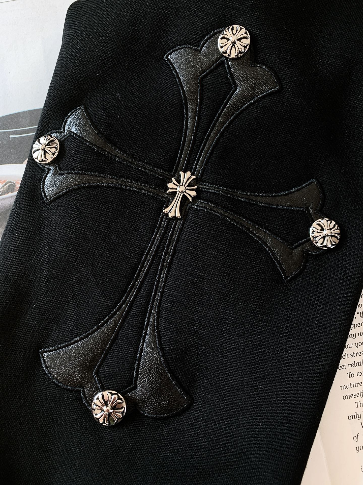 
Chrome Hearts 克罗心 秋冬加绒款时尚高街休闲裤，一款只需要一眼就能爱上的超高颜值设计，全