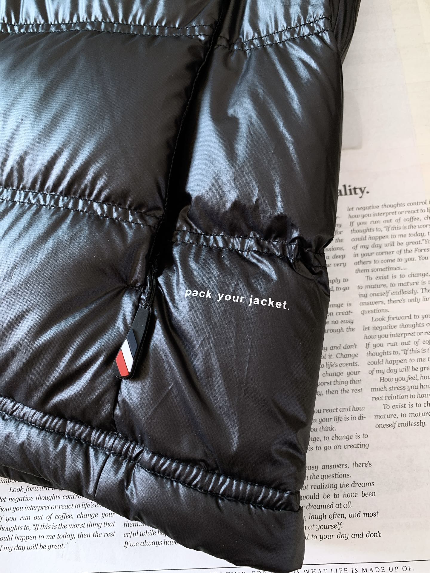 
Moncler 蒙口 休闲连帽羽绒服。衣帽🉑️拆卸。经典简约百搭款，任何场合皆能驾驭。精干的款式格调，
