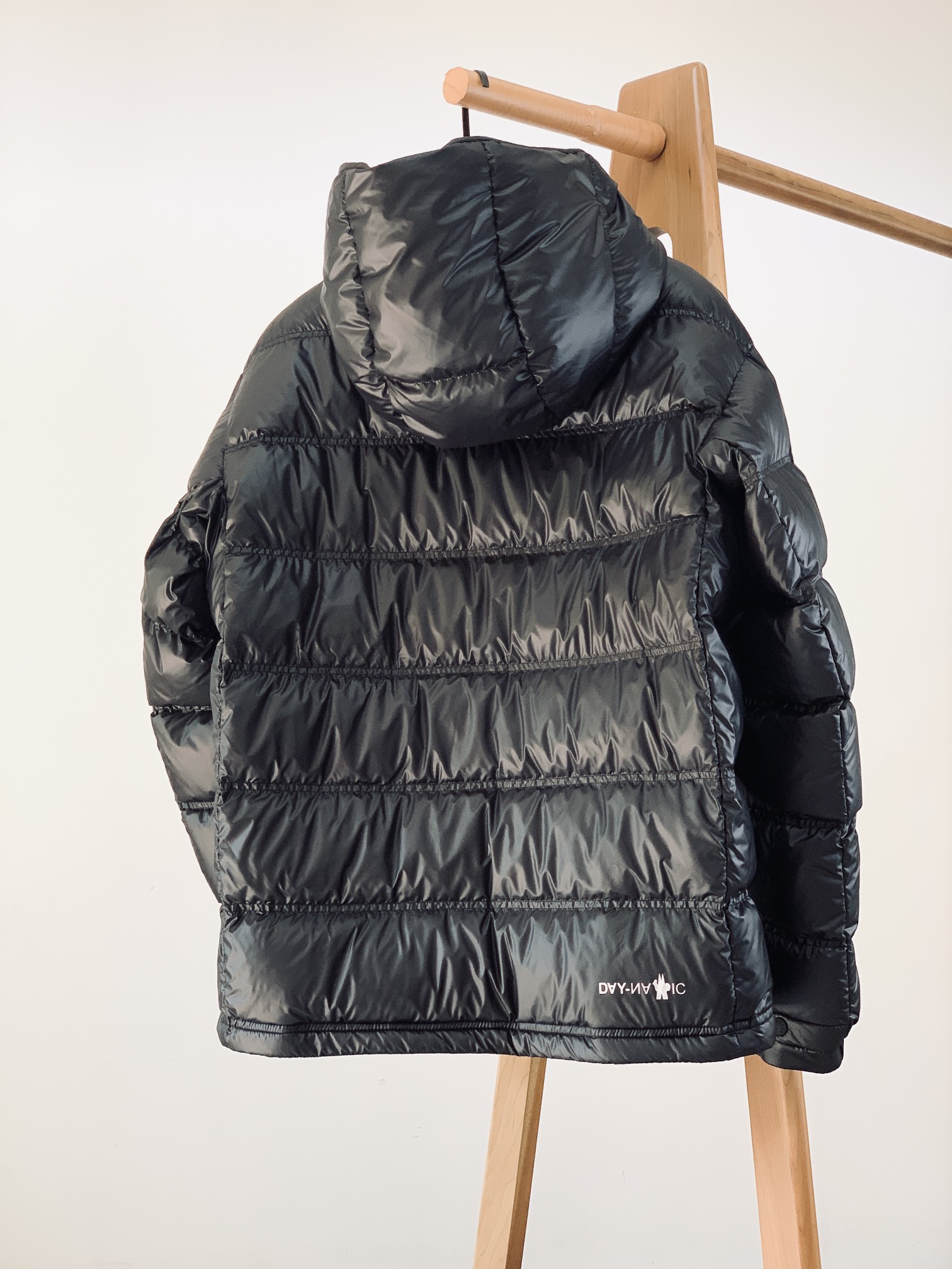 
Moncler 蒙口 休闲连帽羽绒服。衣帽🉑️拆卸。经典简约百搭款，任何场合皆能驾驭。精干的款式格调，