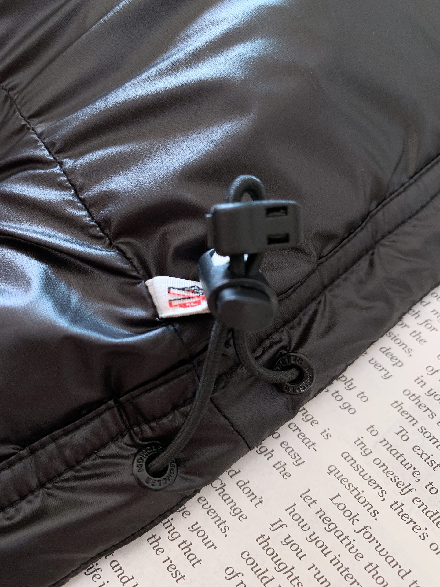 
Moncler 蒙口 休闲连帽羽绒服。衣帽🉑️拆卸。经典简约百搭款，任何场合皆能驾驭。精干的款式格调，