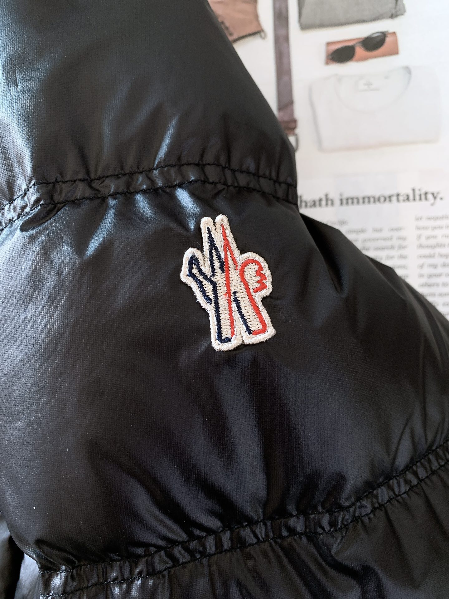 
Moncler 蒙口 休闲连帽羽绒服。衣帽🉑️拆卸。经典简约百搭款，任何场合皆能驾驭。精干的款式格调，