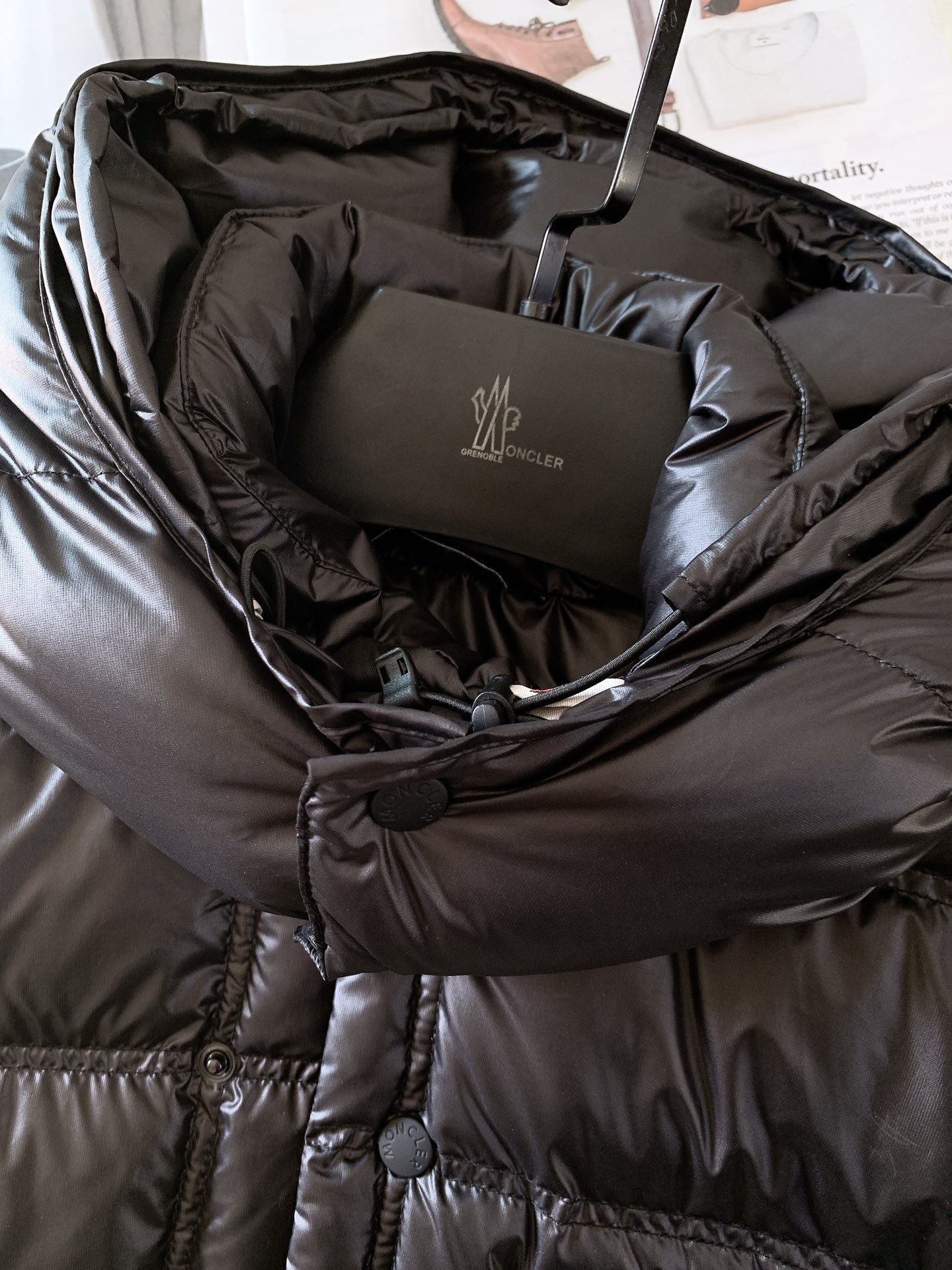 
Moncler 蒙口 休闲连帽羽绒服。衣帽🉑️拆卸。经典简约百搭款，任何场合皆能驾驭。精干的款式格调，