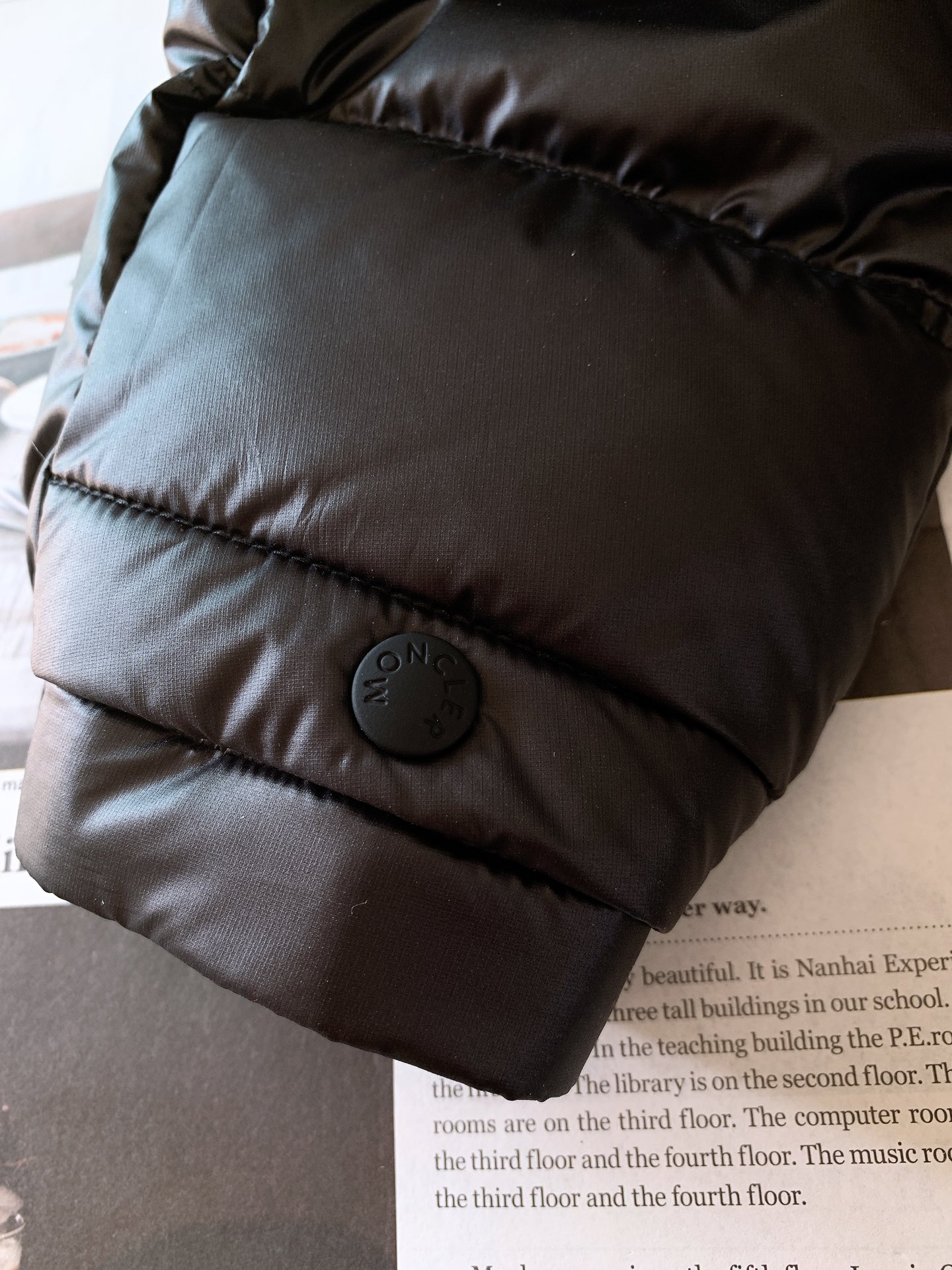 
Moncler 蒙口 休闲连帽羽绒服。衣帽🉑️拆卸。经典简约百搭款，任何场合皆能驾驭。精干的款式格调，