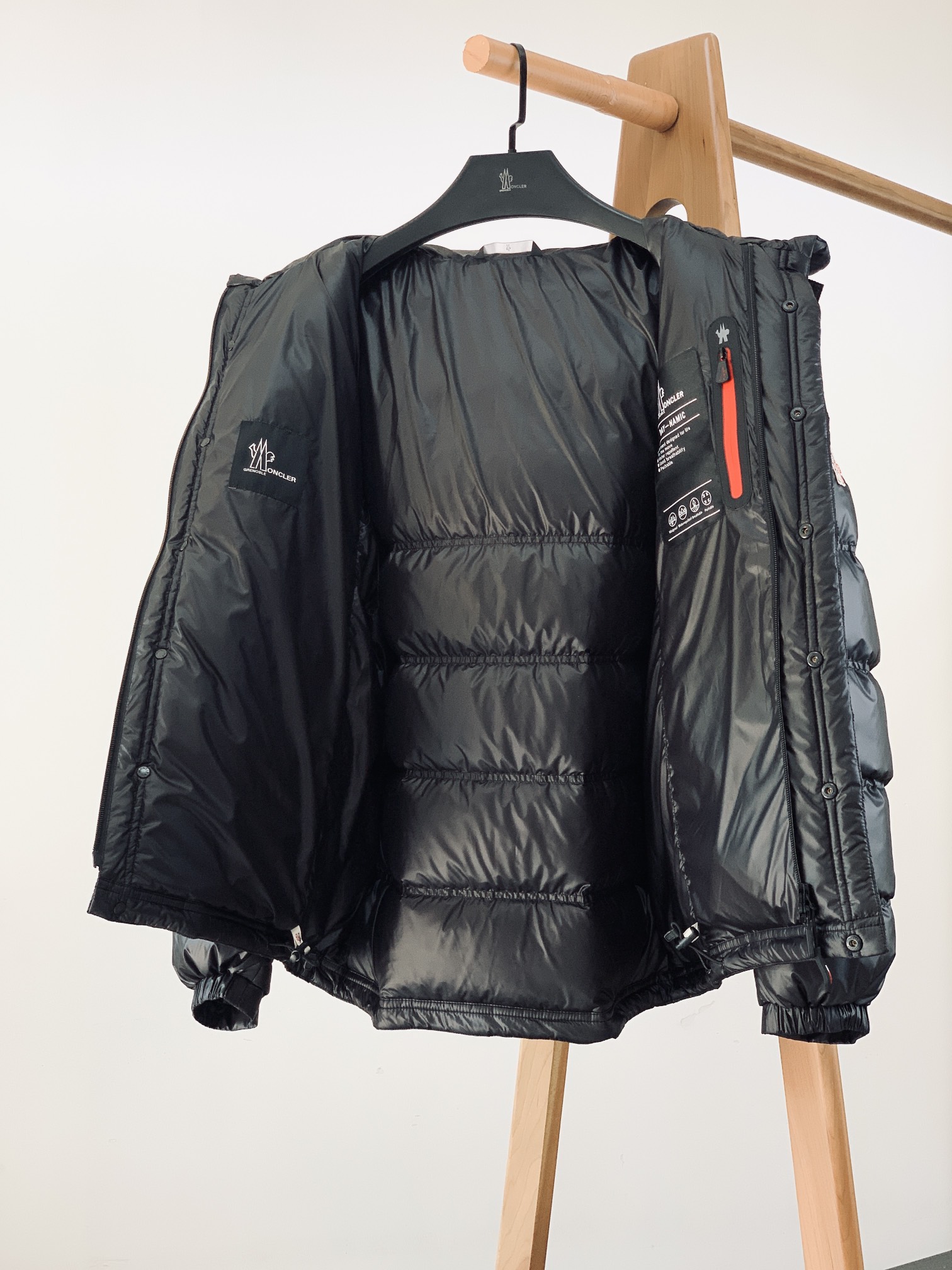
Moncler 蒙口 休闲连帽羽绒服。衣帽🉑️拆卸。经典简约百搭款，任何场合皆能驾驭。精干的款式格调，
