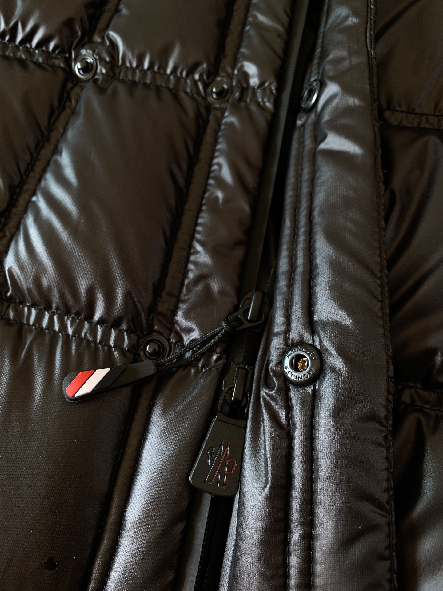 
Moncler 蒙口 休闲连帽羽绒服。衣帽🉑️拆卸。经典简约百搭款，任何场合皆能驾驭。精干的款式格调，