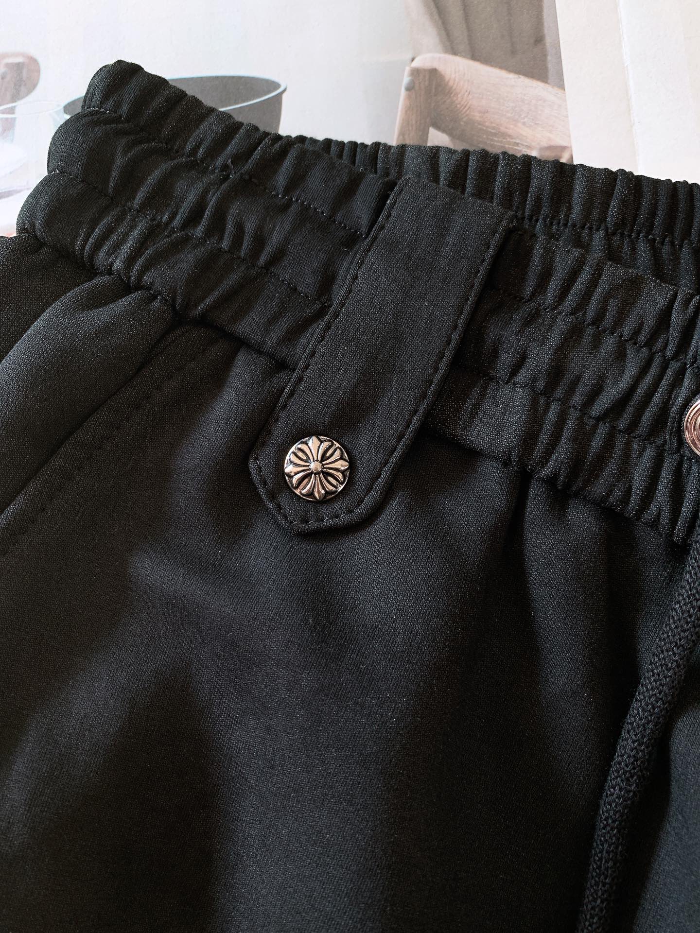 
Chrome Hearts 克罗心 2025SS早春新品
时尚高街休闲裤，一款只需要一眼就能爱上的超高