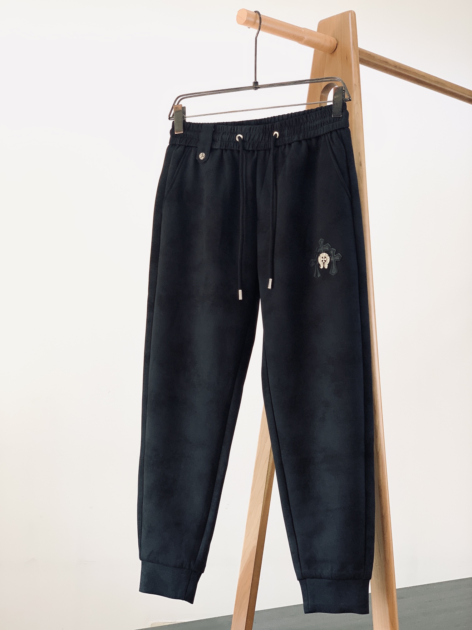 
Chrome Hearts 克罗心 2025SS早春新品
时尚高街休闲裤，一款只需要一眼就能爱上的超高