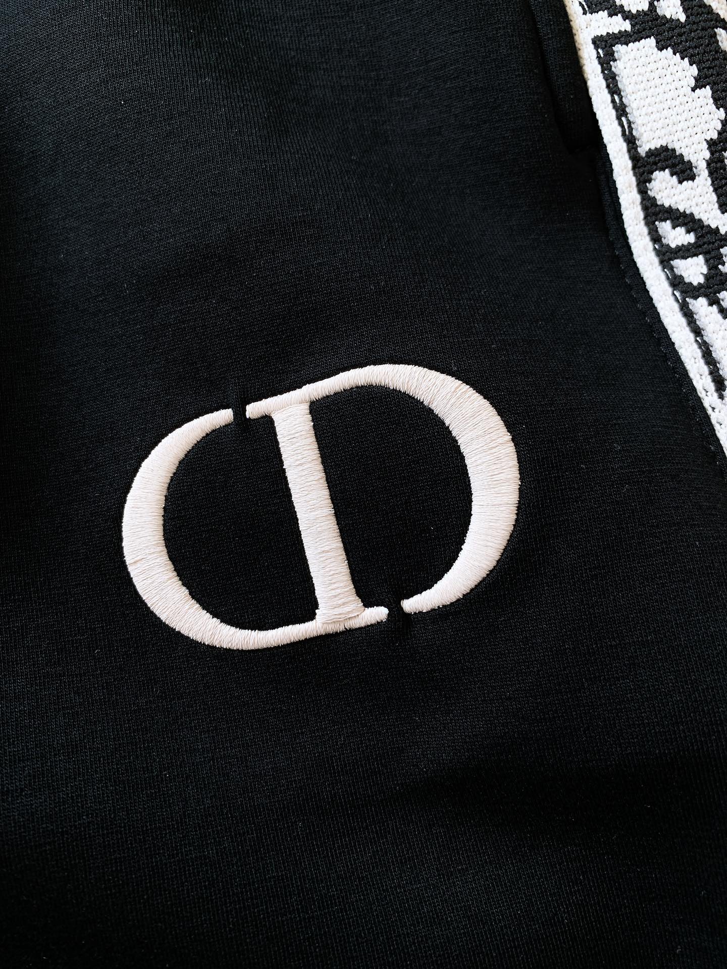 
Dior Homme 迪奥·桀傲 2025SS早春新品 
织带运动休闲裤，定制定染纯棉面料打造，舒适透