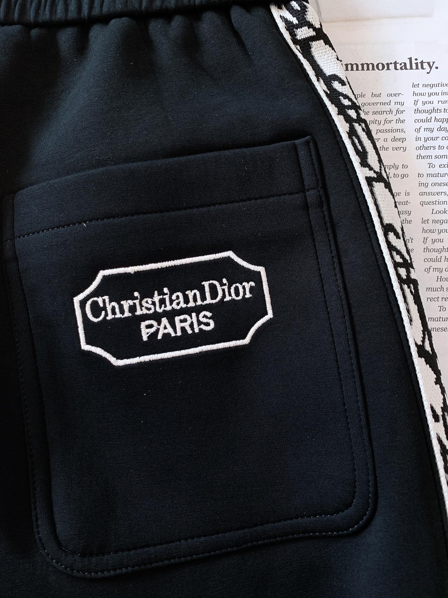 
Dior Homme 迪奥·桀傲 2025SS早春新品 
织带运动休闲裤，定制定染纯棉面料打造，舒适透