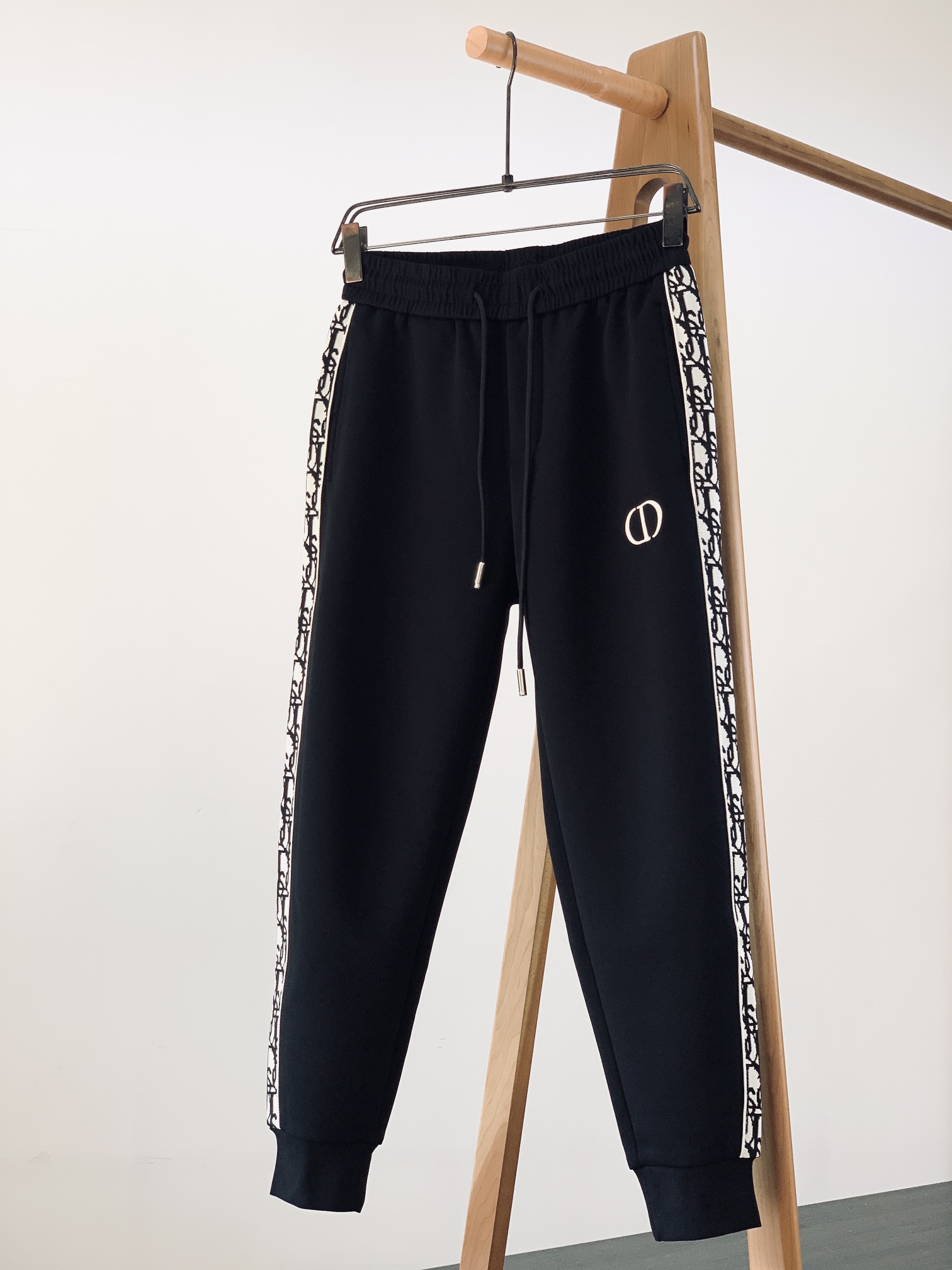 
Dior Homme 迪奥·桀傲 2025SS早春新品 
织带运动休闲裤，定制定染纯棉面料打造，舒适透