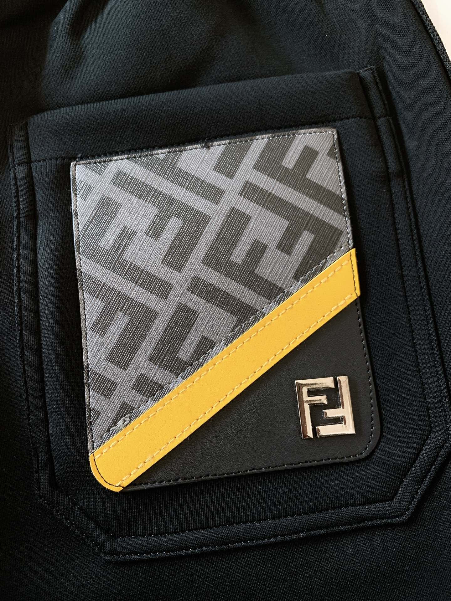 
Fendi 芬迪 2025SS早春新品 
织带运动休闲裤，定制定染纯棉面料打造，舒适透气，质地超赞，两