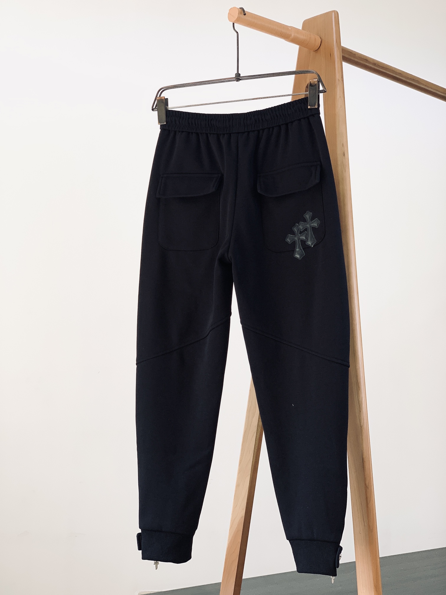 
Chrome Hearts 克罗心 秋冬加绒款时尚高街休闲裤，一款只需要一眼就能爱上的超高颜值设计，全