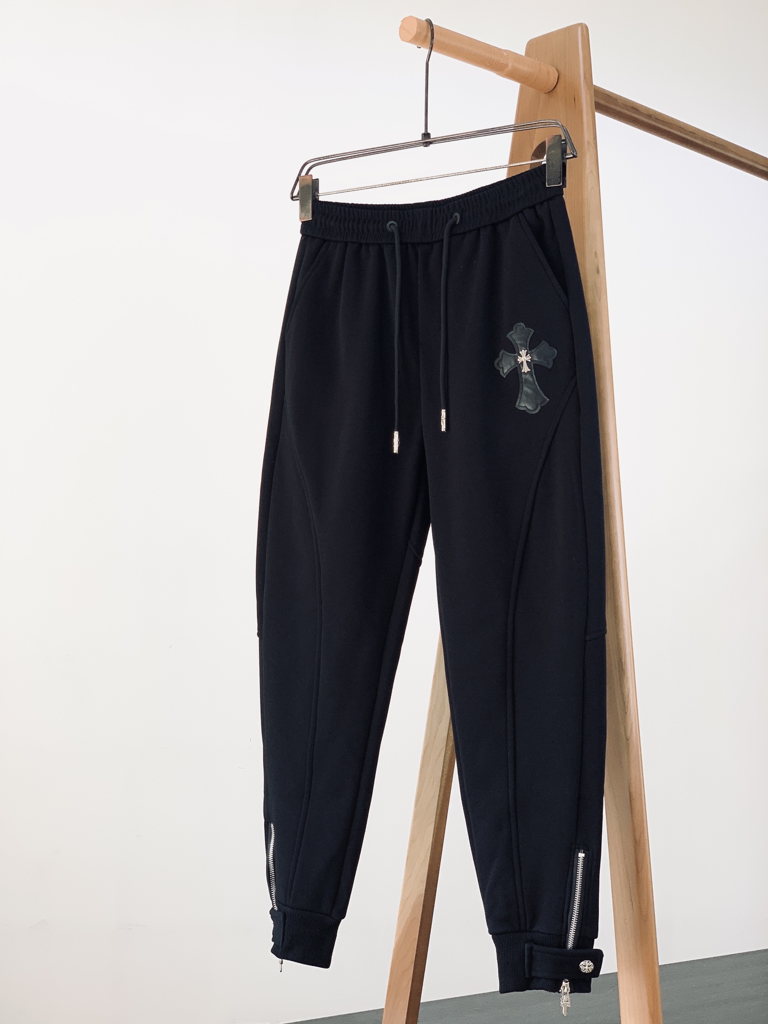 
Chrome Hearts 克罗心 秋冬加绒款时尚高街休闲裤，一款只需要一眼就能爱上的超高颜值设计，全